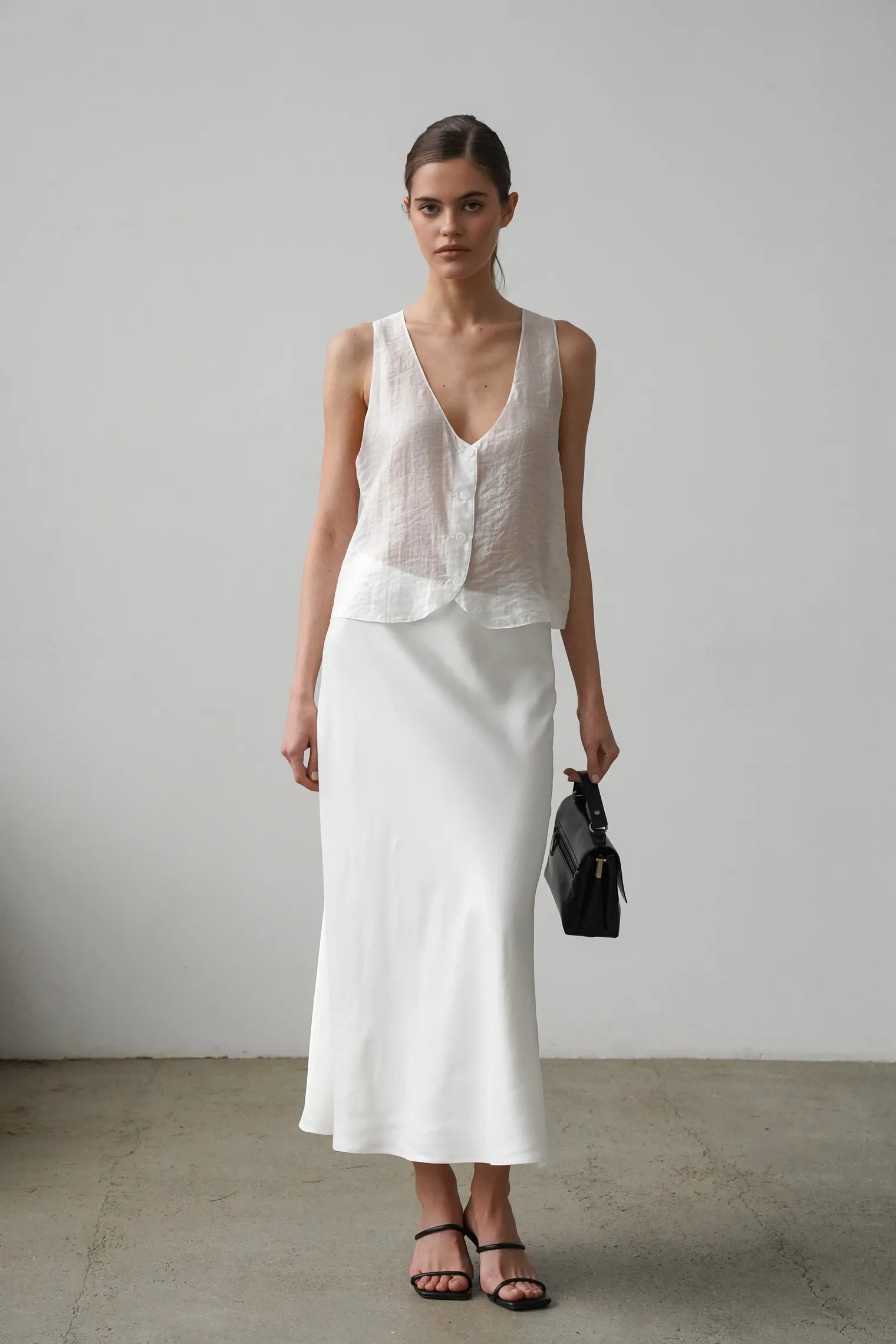 Юбка атласная удлиненная белого цвета фото 3