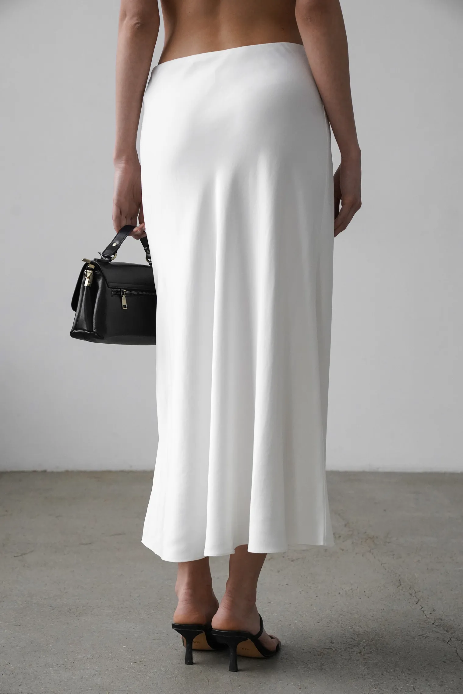 Юбка атласная удлиненная белого цвета фото 4