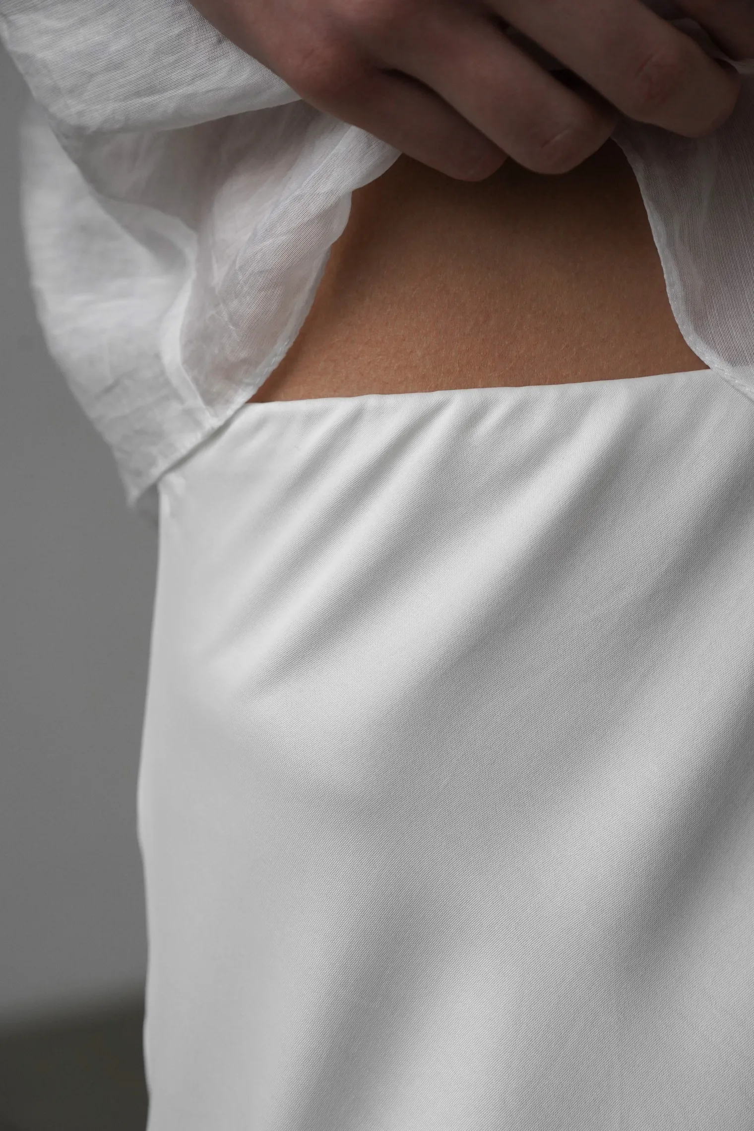 Юбка атласная удлиненная белого цвета фото 2