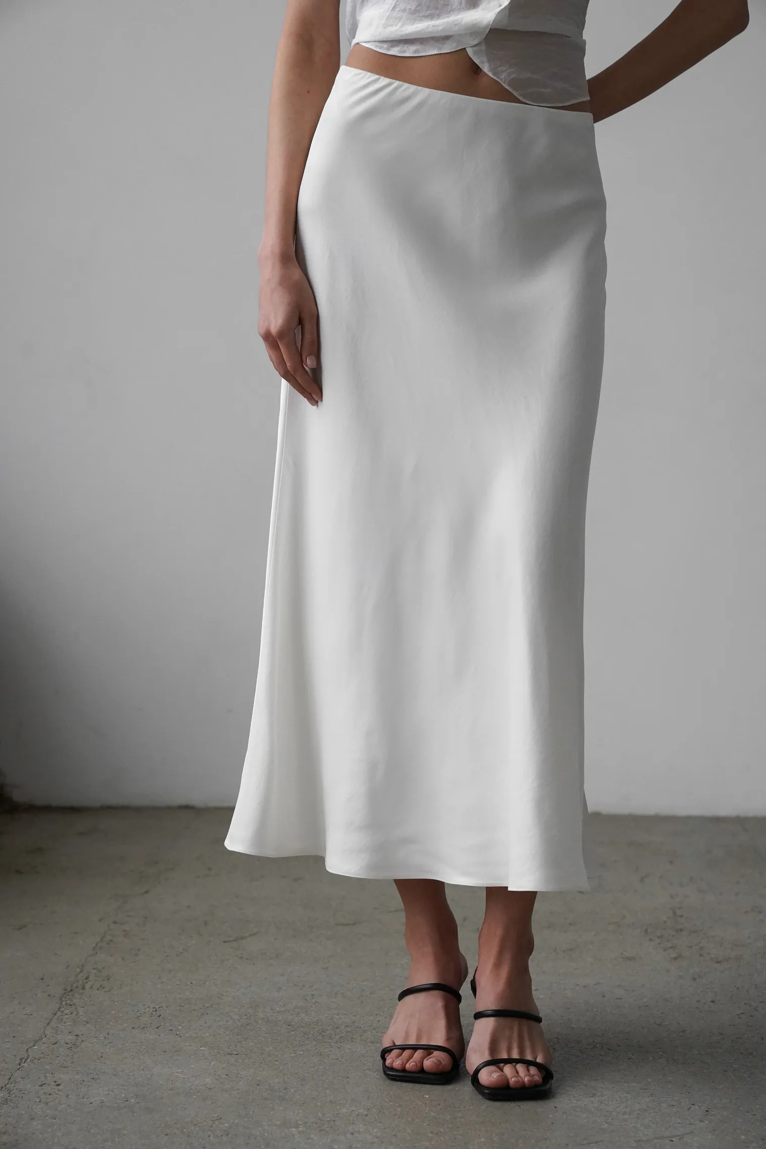 Юбка атласная удлиненная белого цвета фото 1