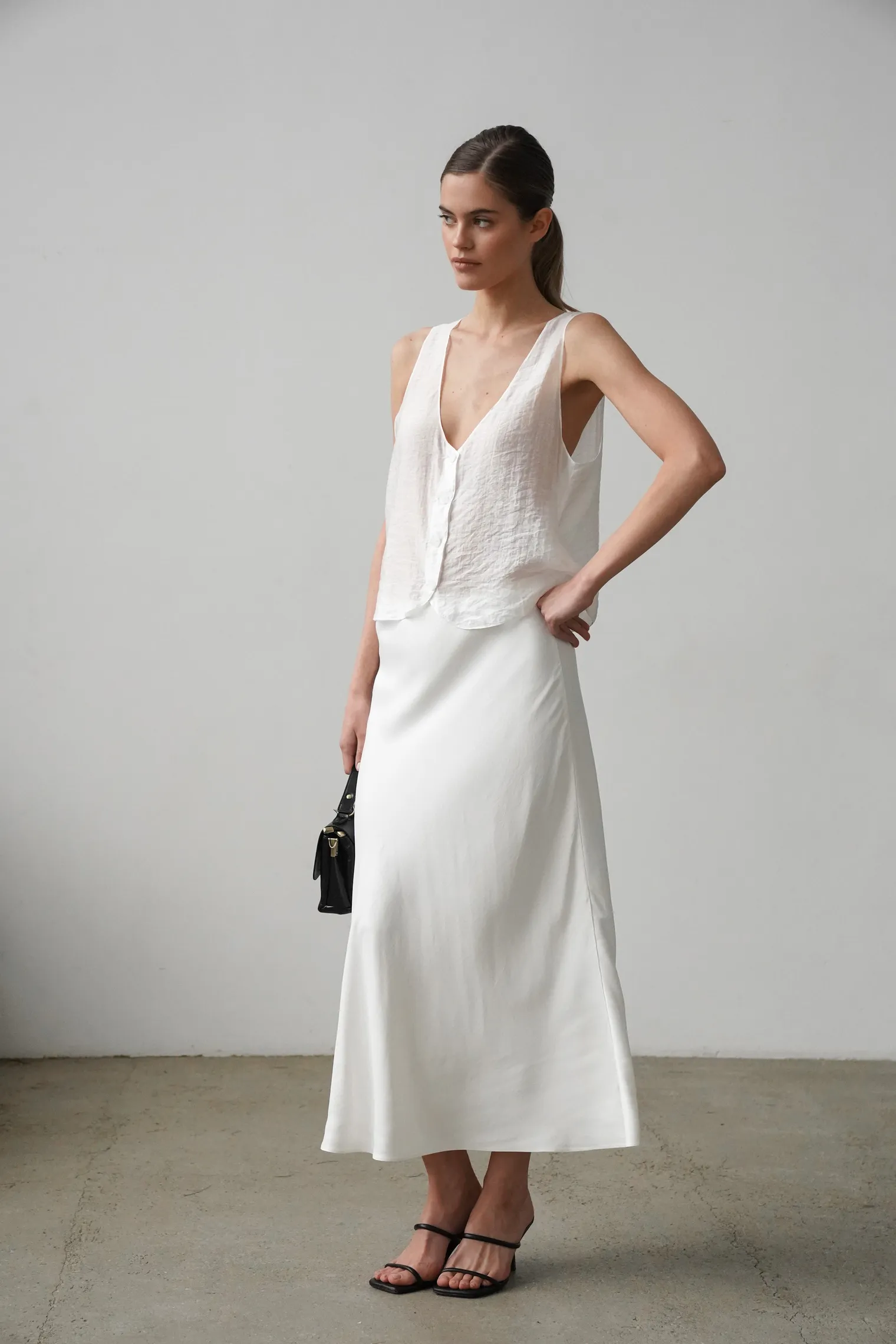 Юбка атласная удлиненная белого цвета фото 5