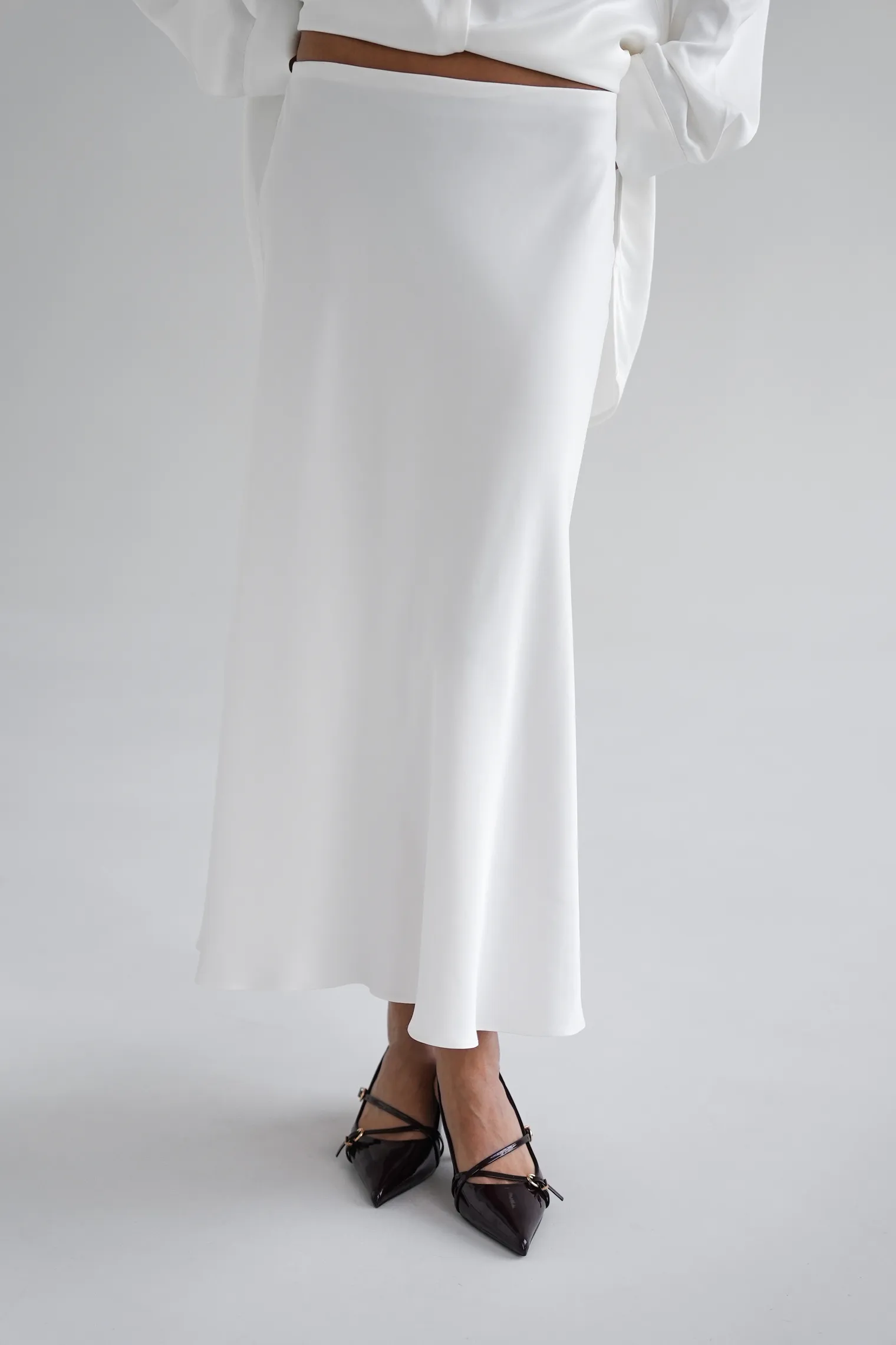 Юбка атласная удлиненная белого цвета фото 3