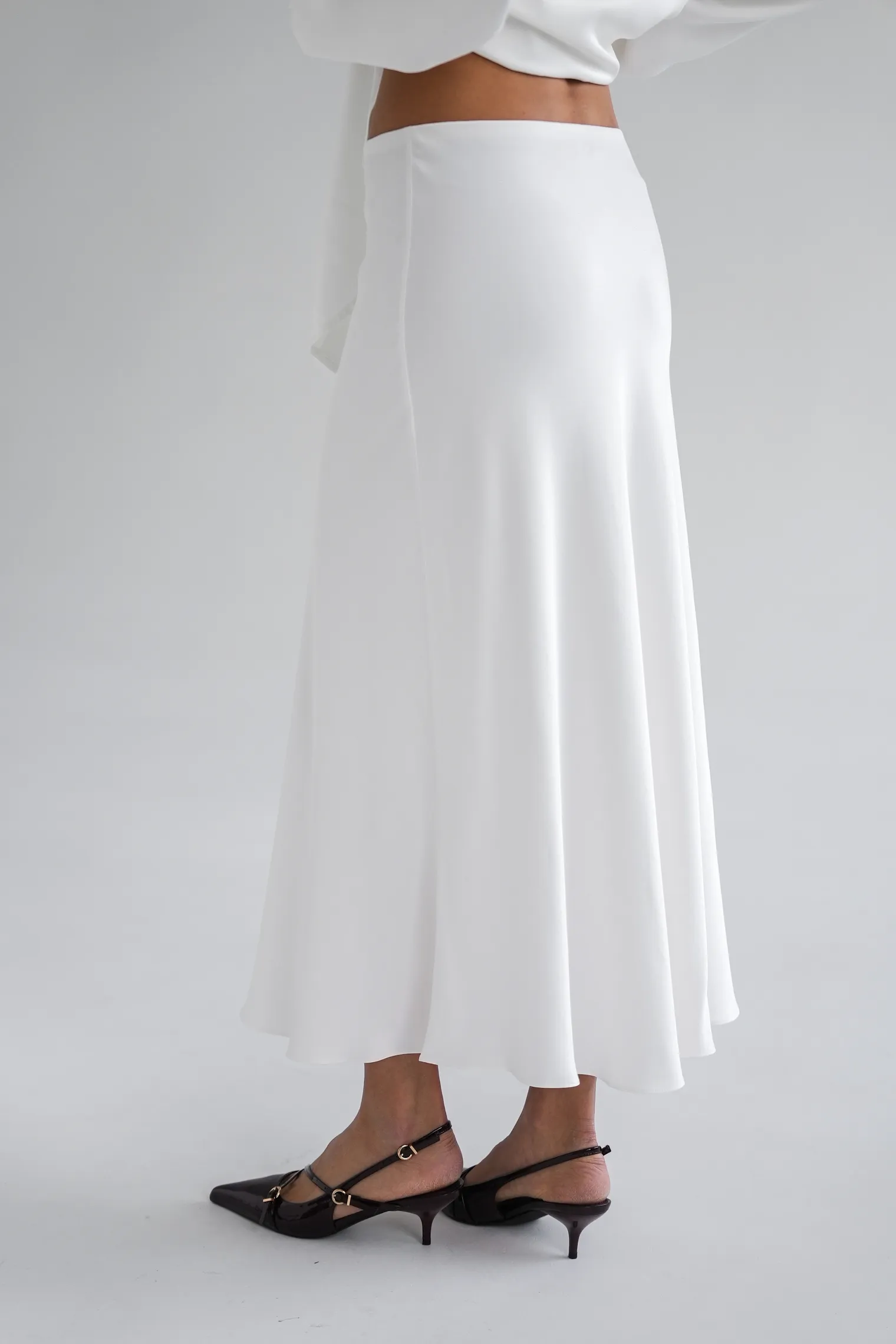 Юбка атласная удлиненная белого цвета фото 4
