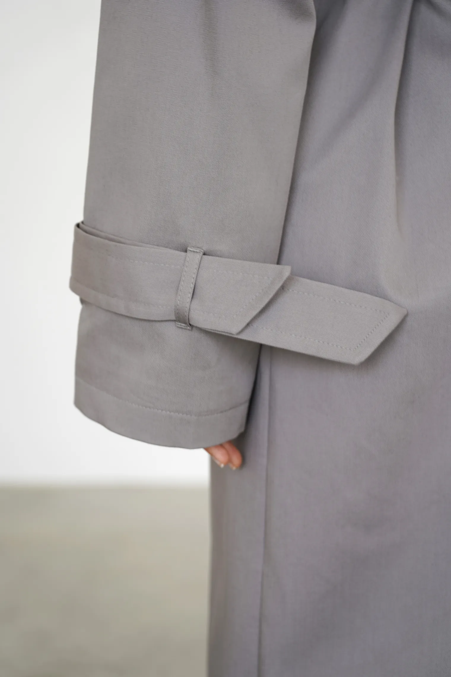 Тренч двубортный с поясом пепельного цвета фото 8