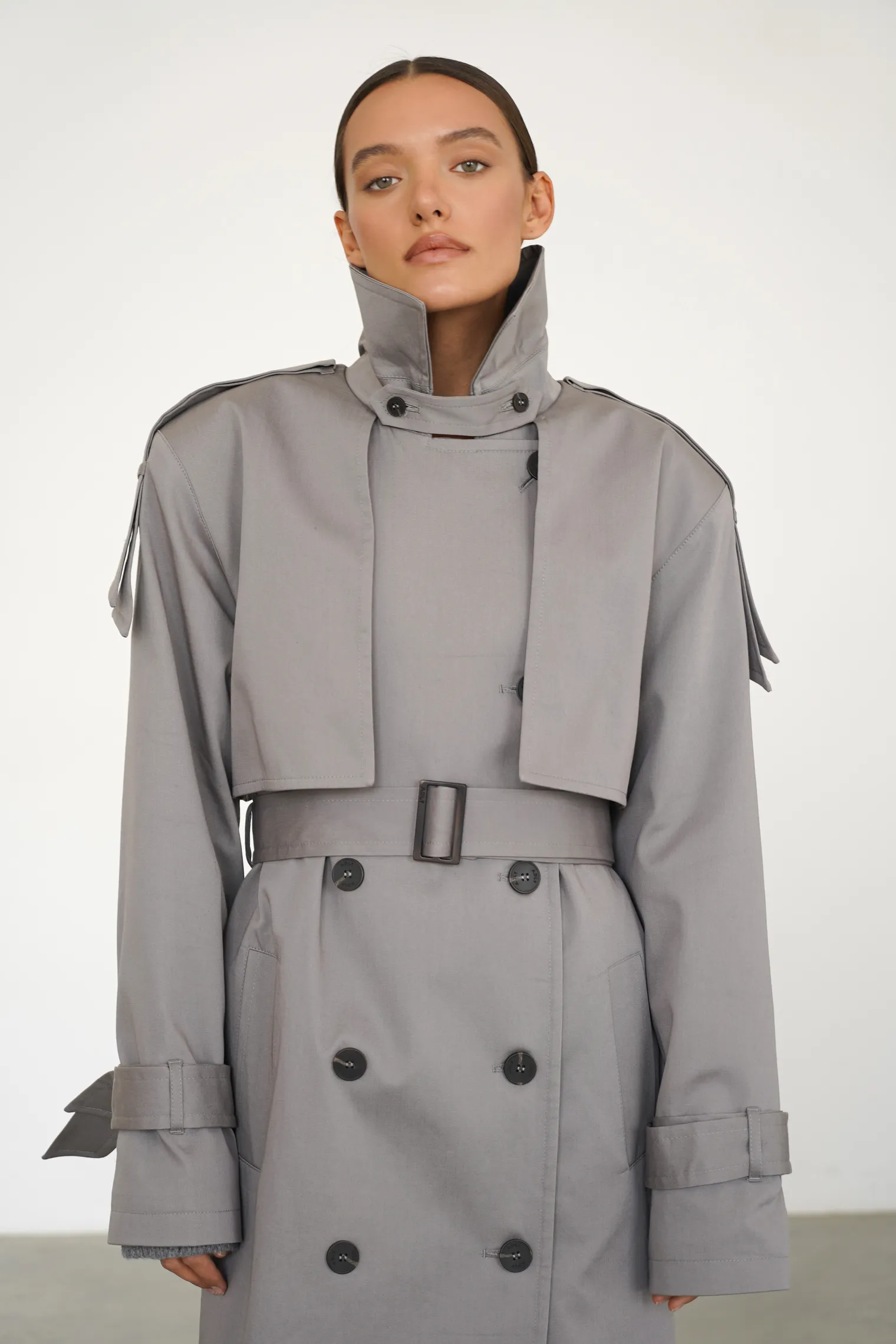 Тренч двубортный с поясом пепельного цвета фото 2