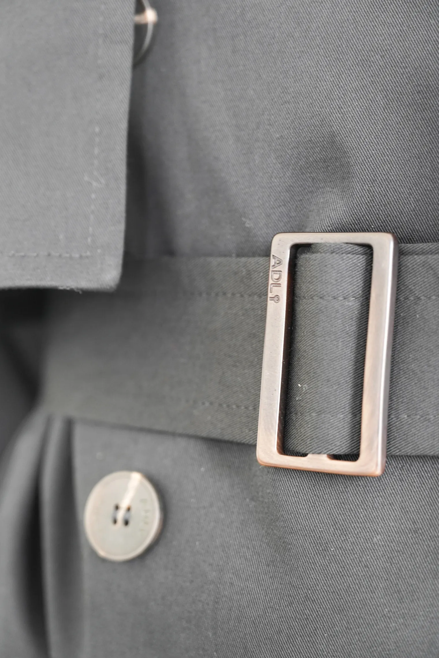 Тренч двубортный с поясом пепельного цвета фото 6