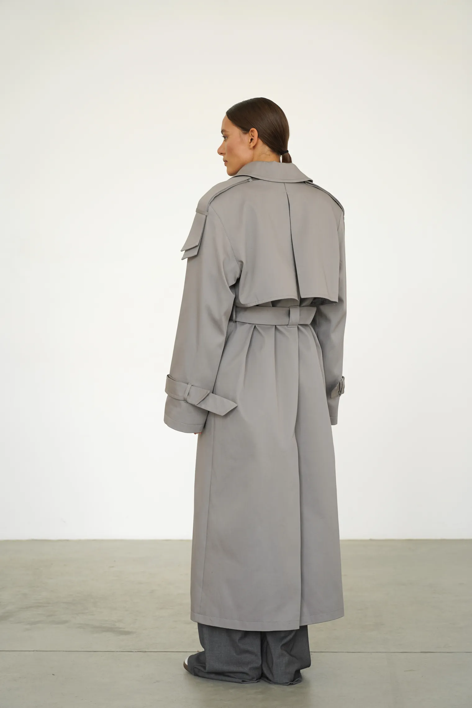 Тренч двубортный с поясом пепельного цвета фото 4