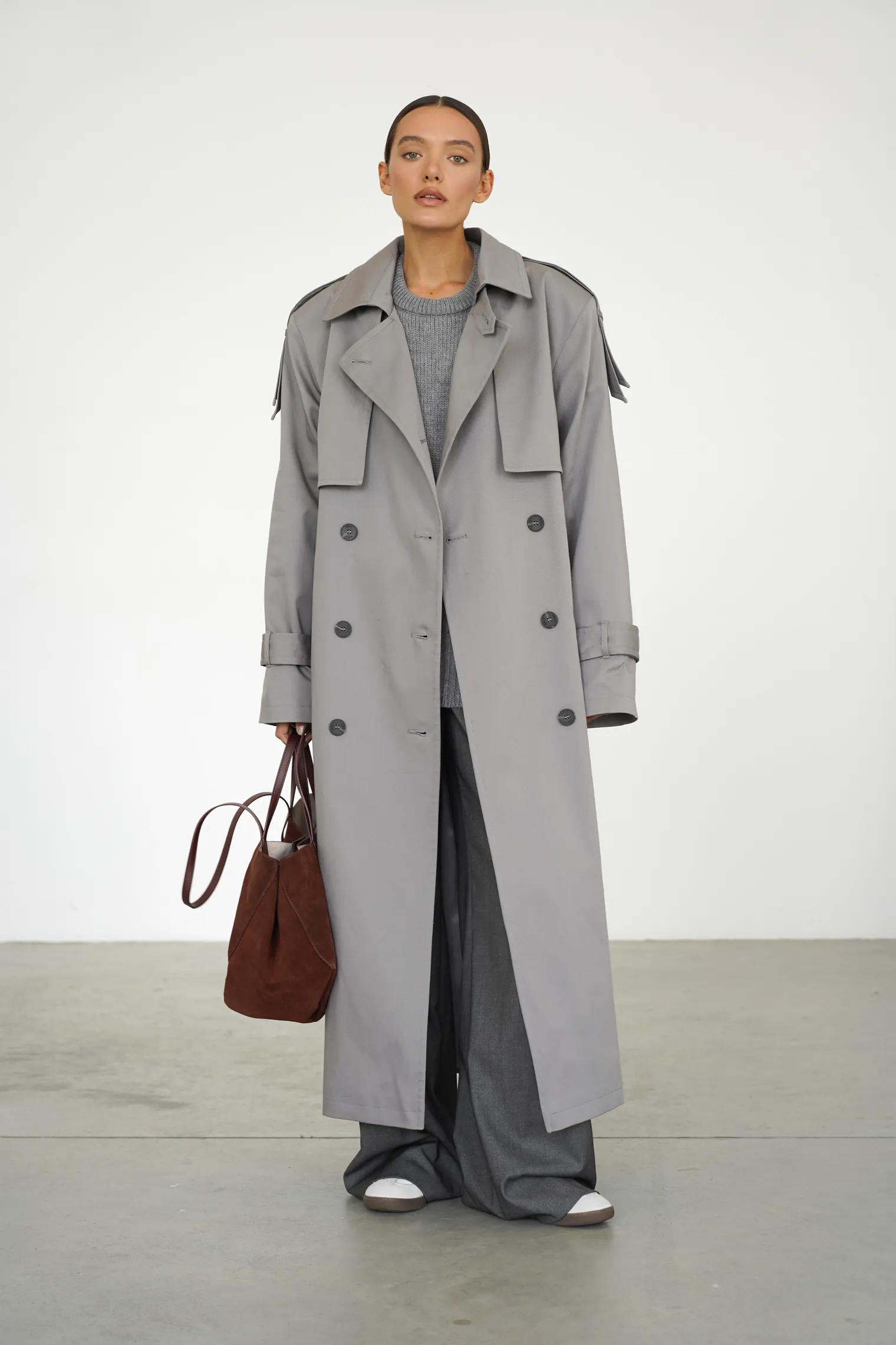 Тренч двубортный с поясом пепельного цвета фото 1