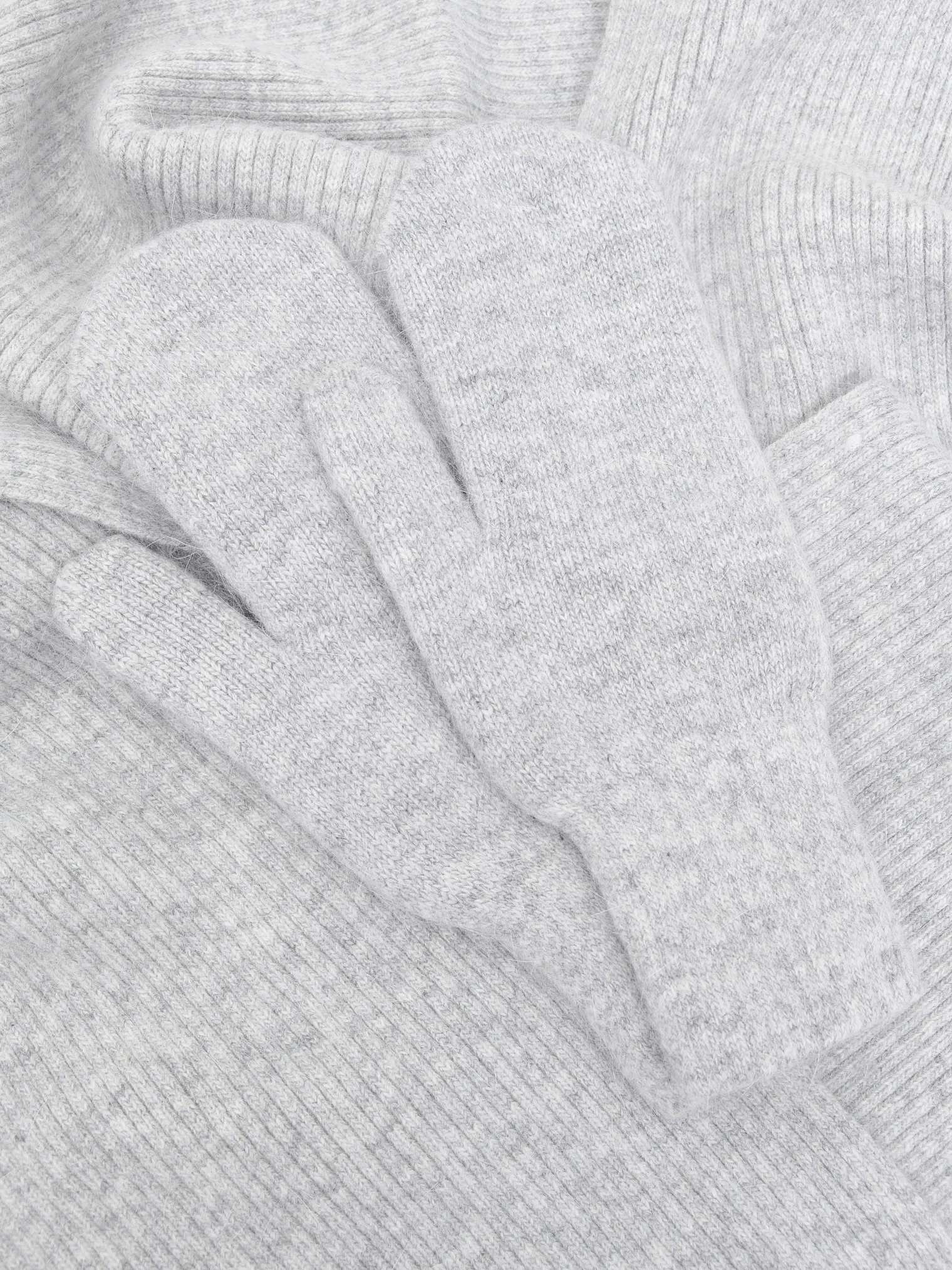 Варежки из ангоры серого цвета фото 3