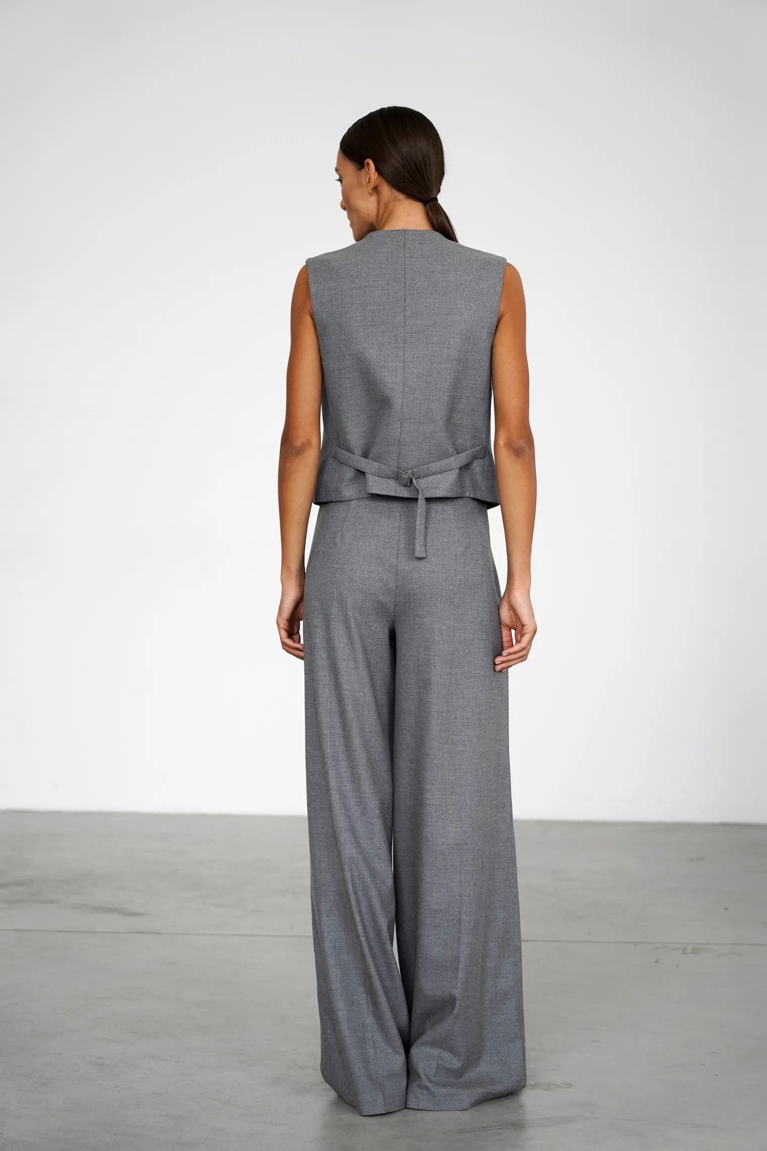 Брюки широкого кроя с завышенной талией со складками серого цвета фото 6