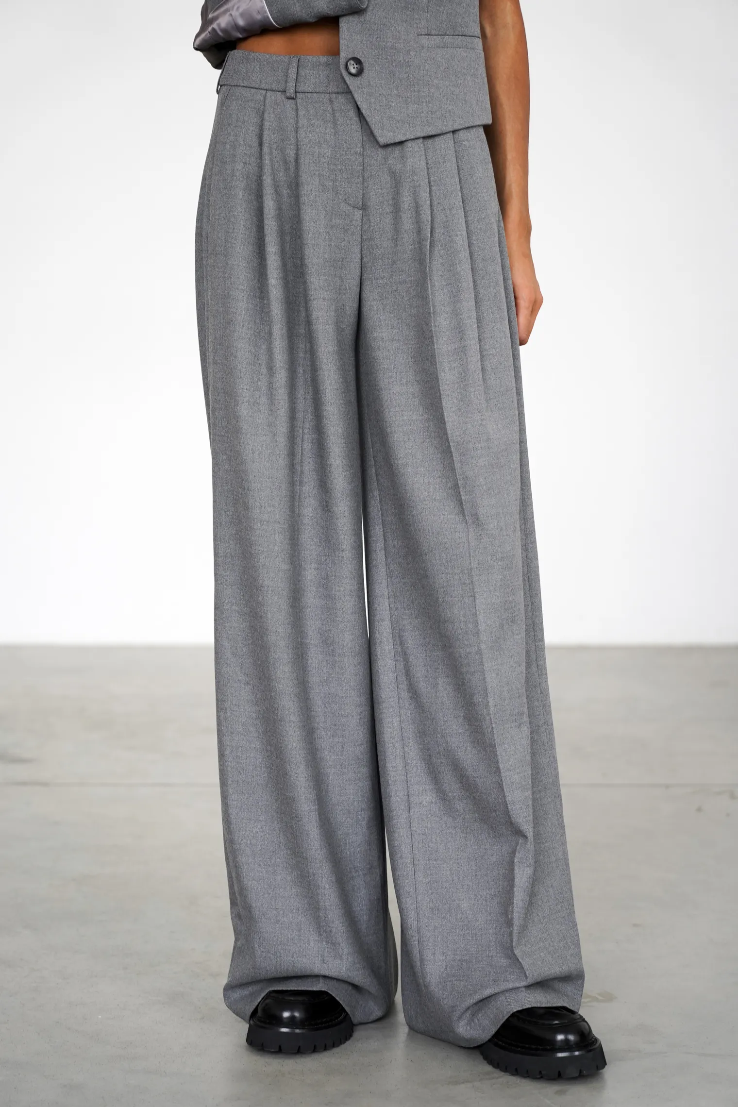 Брюки широкого кроя с завышенной талией со складками серого цвета фото 7
