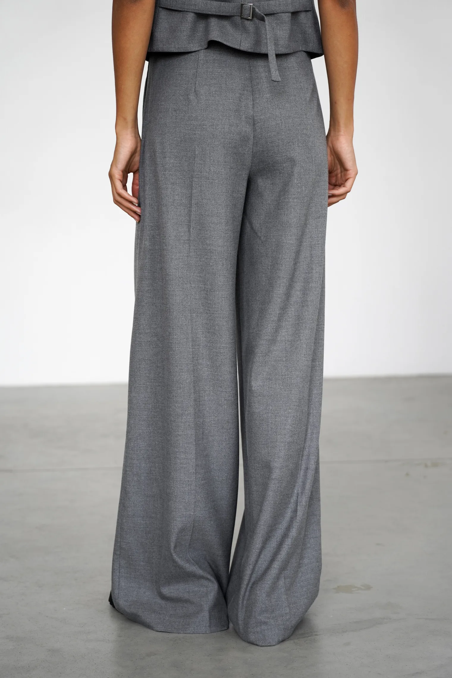 Брюки широкого кроя с завышенной талией со складками серого цвета фото 4