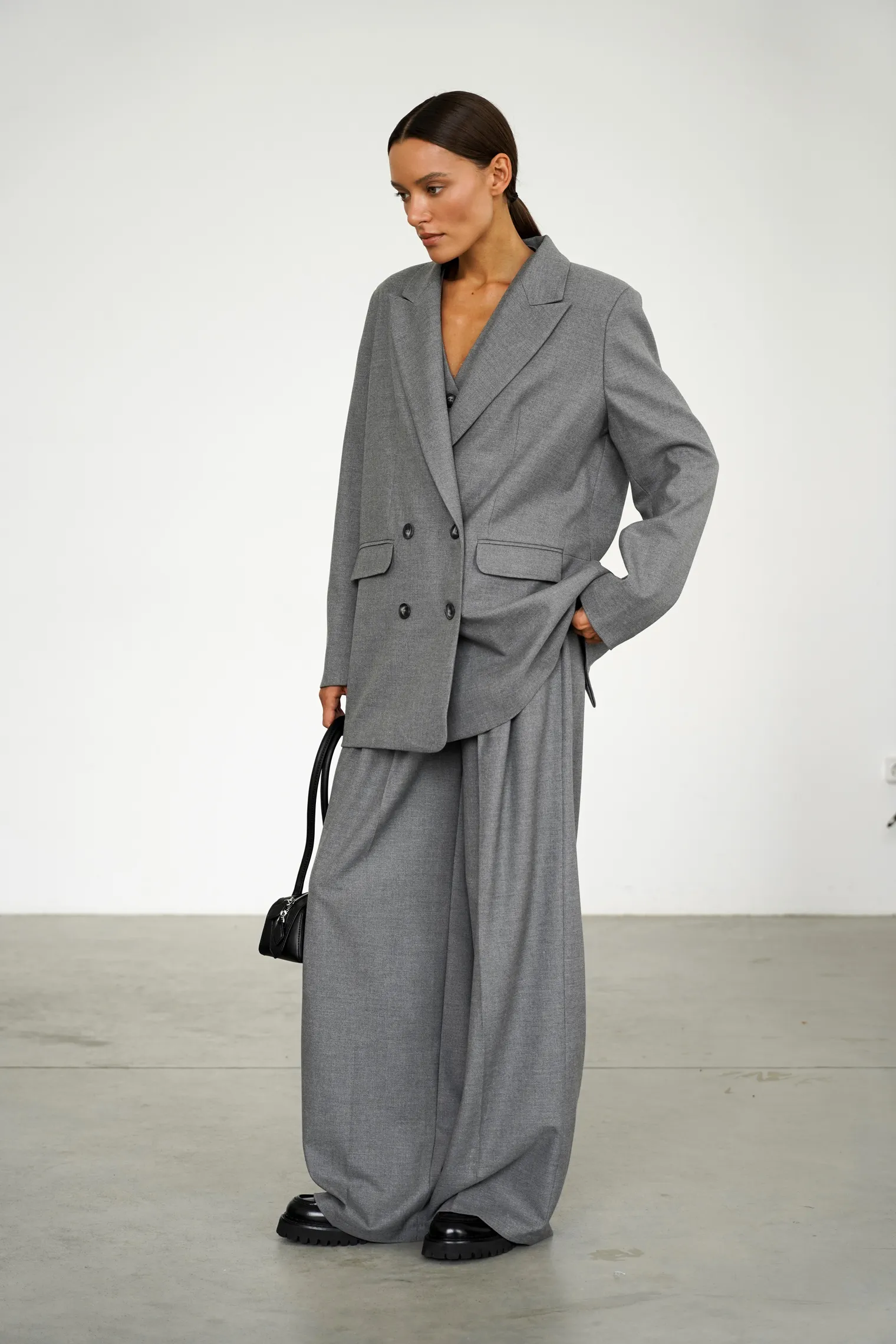 Брюки широкого кроя с завышенной талией со складками серого цвета фото 9