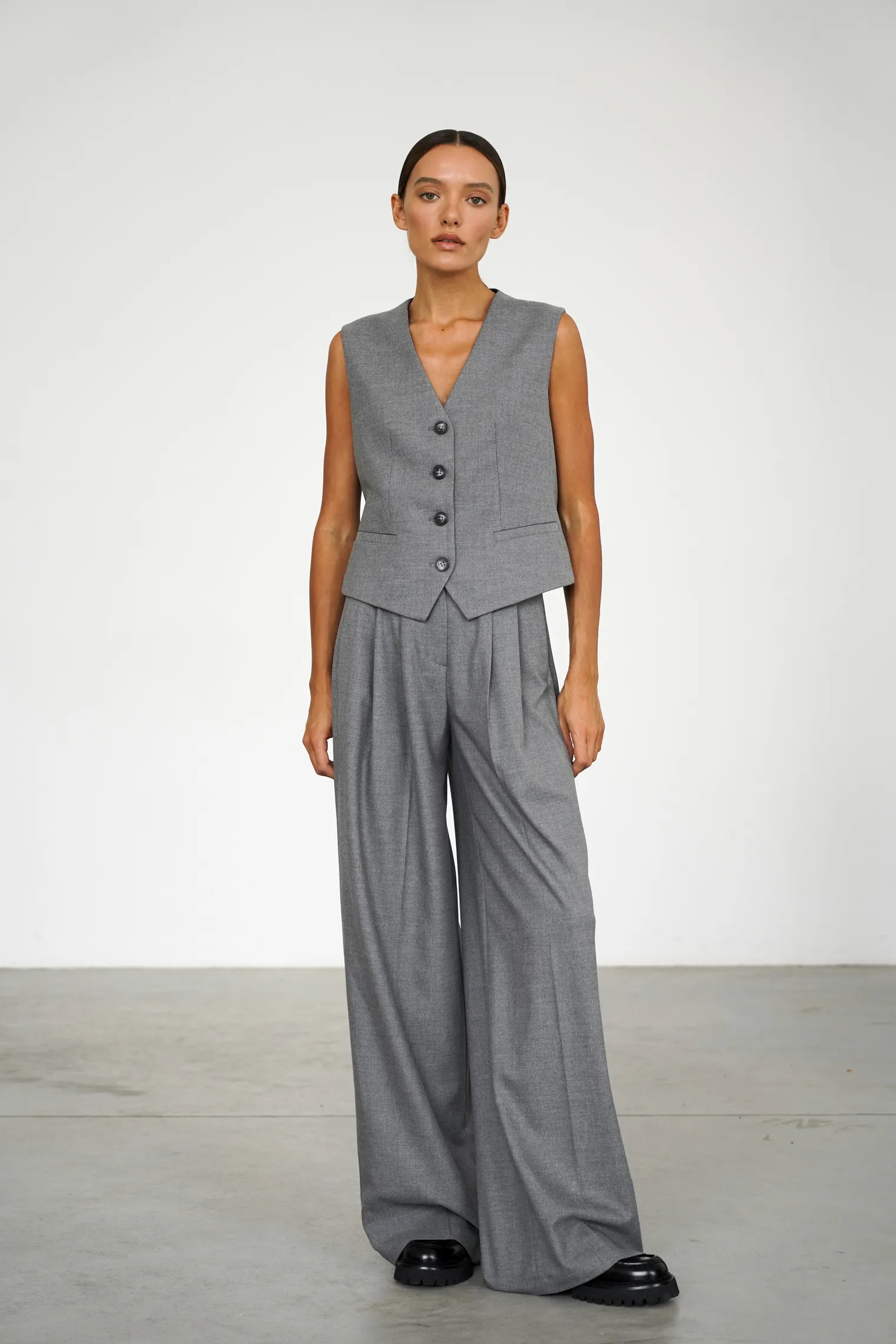 Брюки широкого кроя с завышенной талией со складками серого цвета фото 1