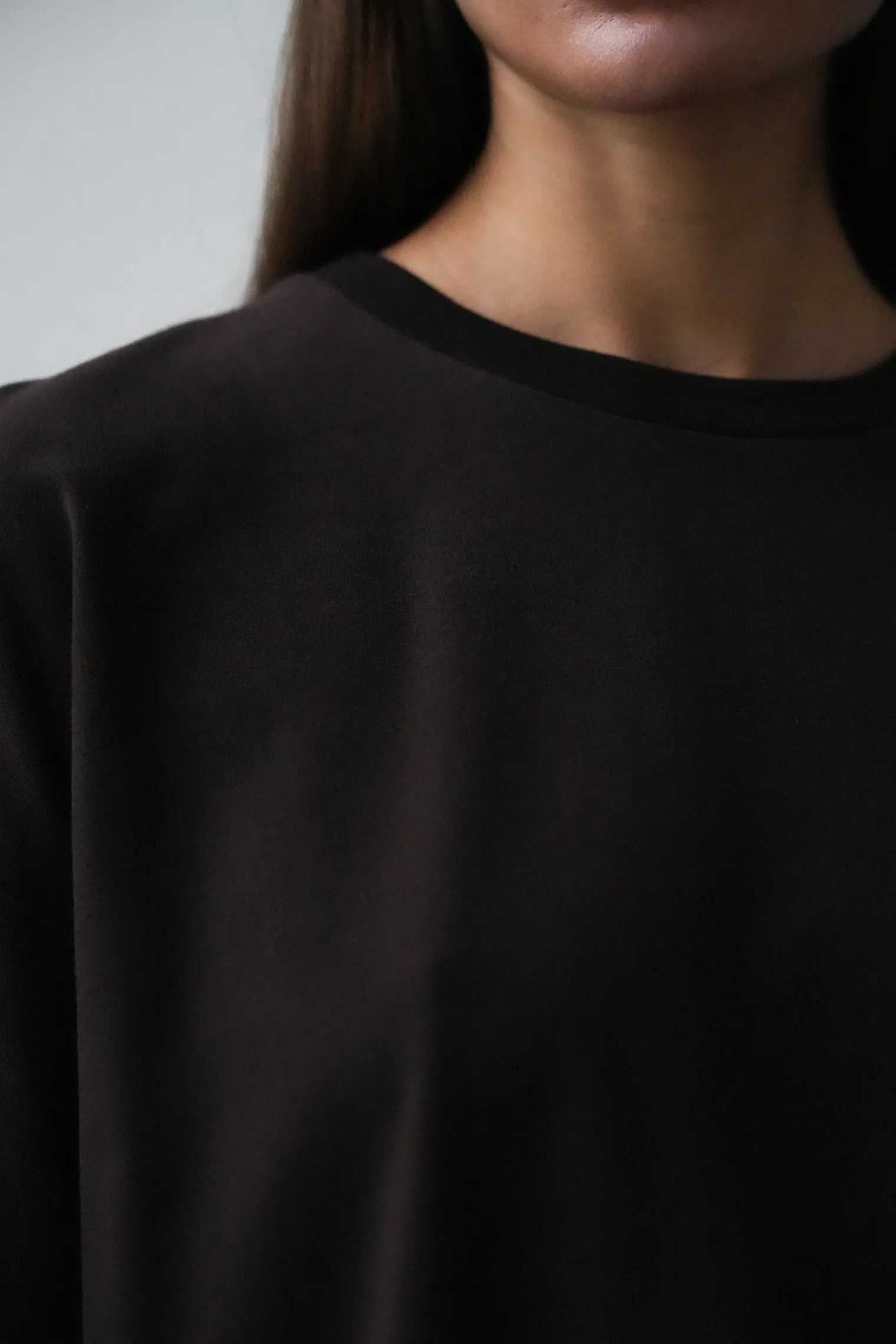 Футболка мужского кроя цвета горький шоколад фото 2