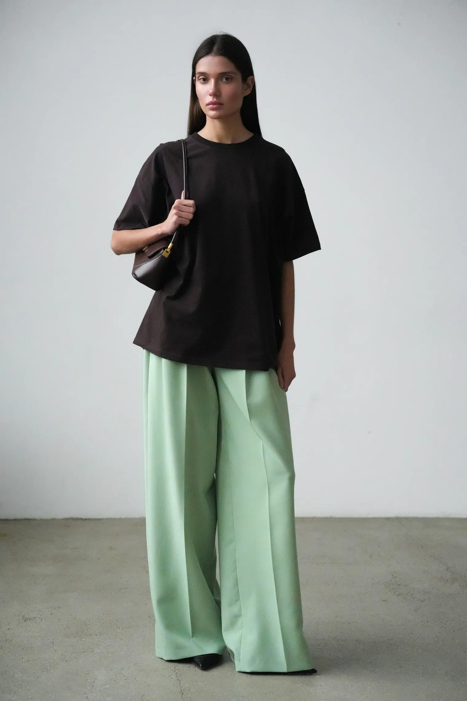 Футболка мужского кроя цвета горький шоколад фото 3