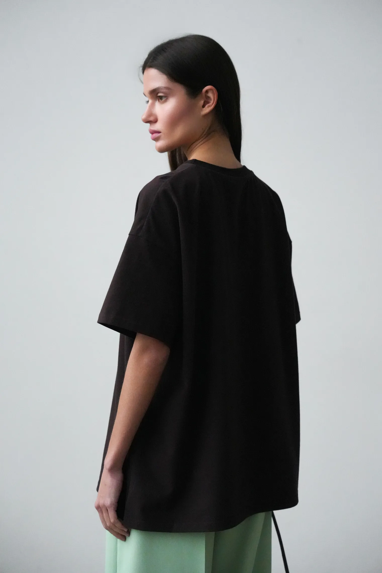 Футболка мужского кроя цвета горький шоколад фото 4