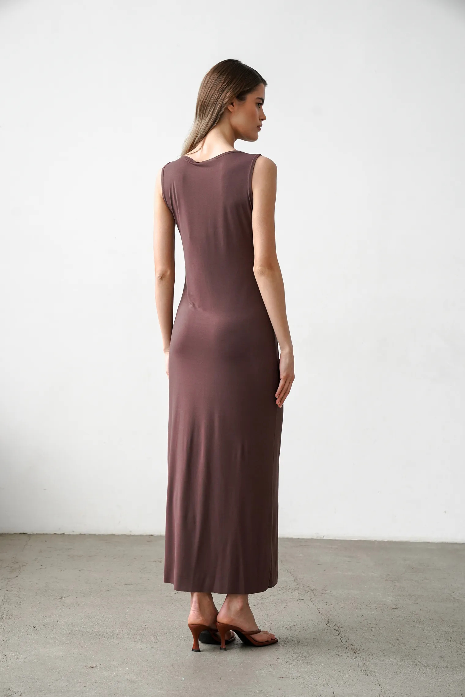 Платье макси шоколадного цвета фото 4