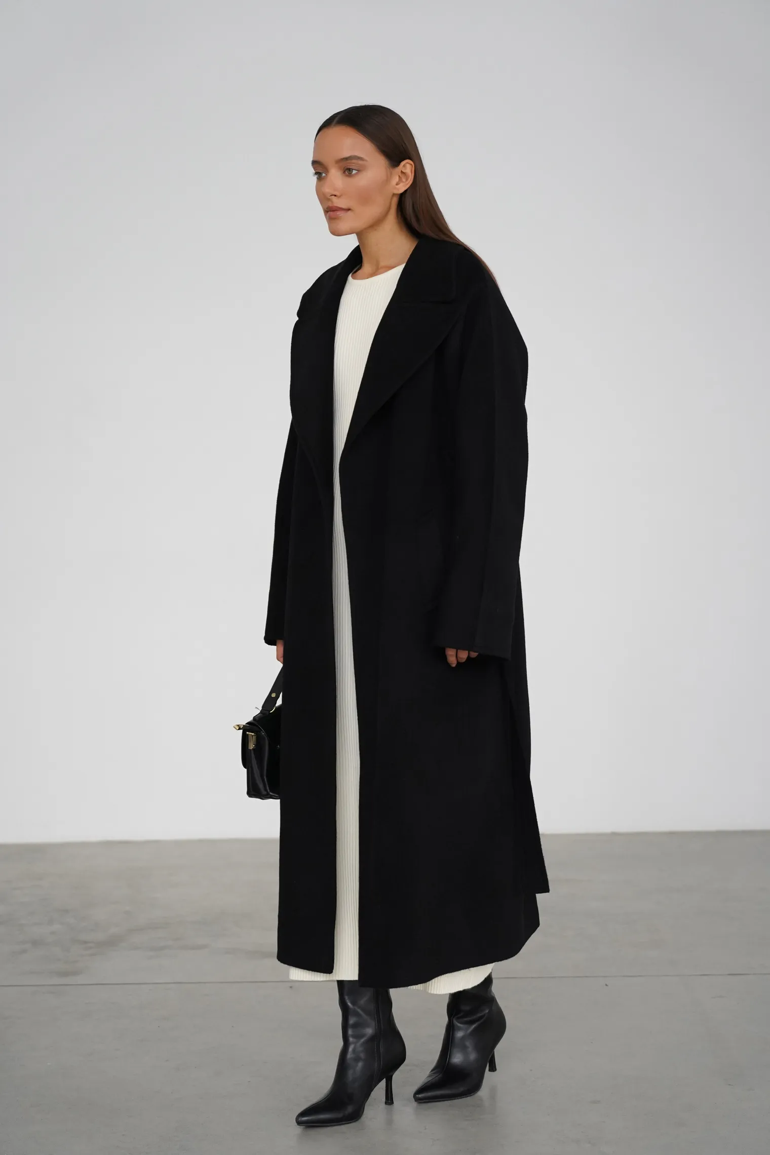 Зимнее пальто-халат с цельнокройным рукавом чёрного цвета фото 5