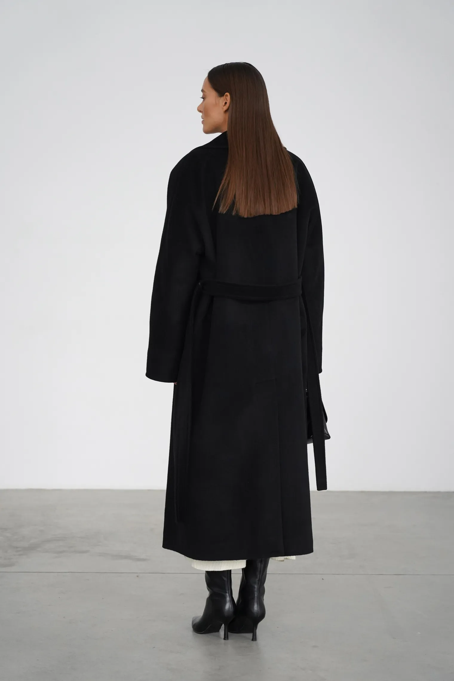 Зимнее пальто-халат с цельнокройным рукавом чёрного цвета фото 4