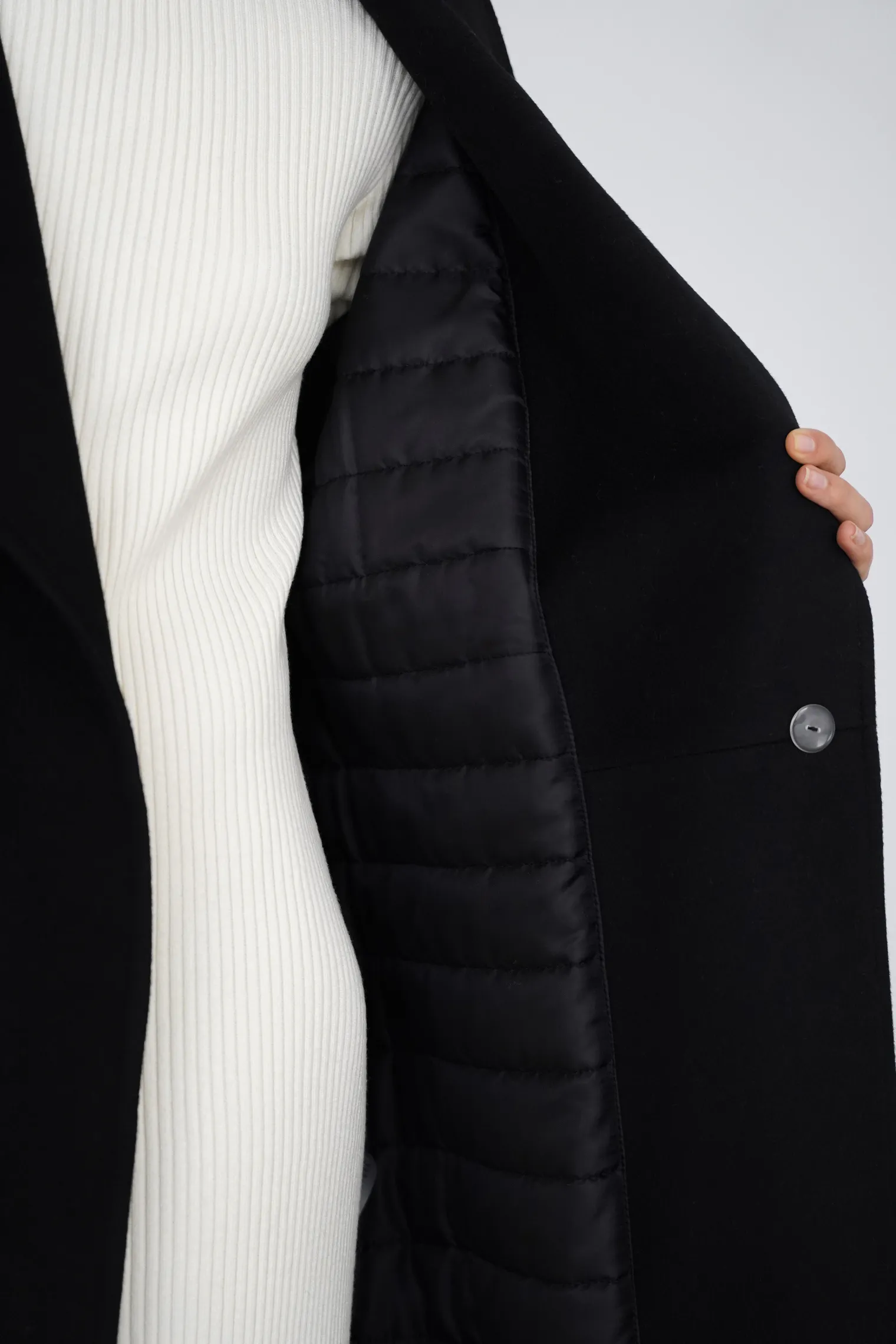 Зимнее пальто-халат с цельнокройным рукавом чёрного цвета фото 7