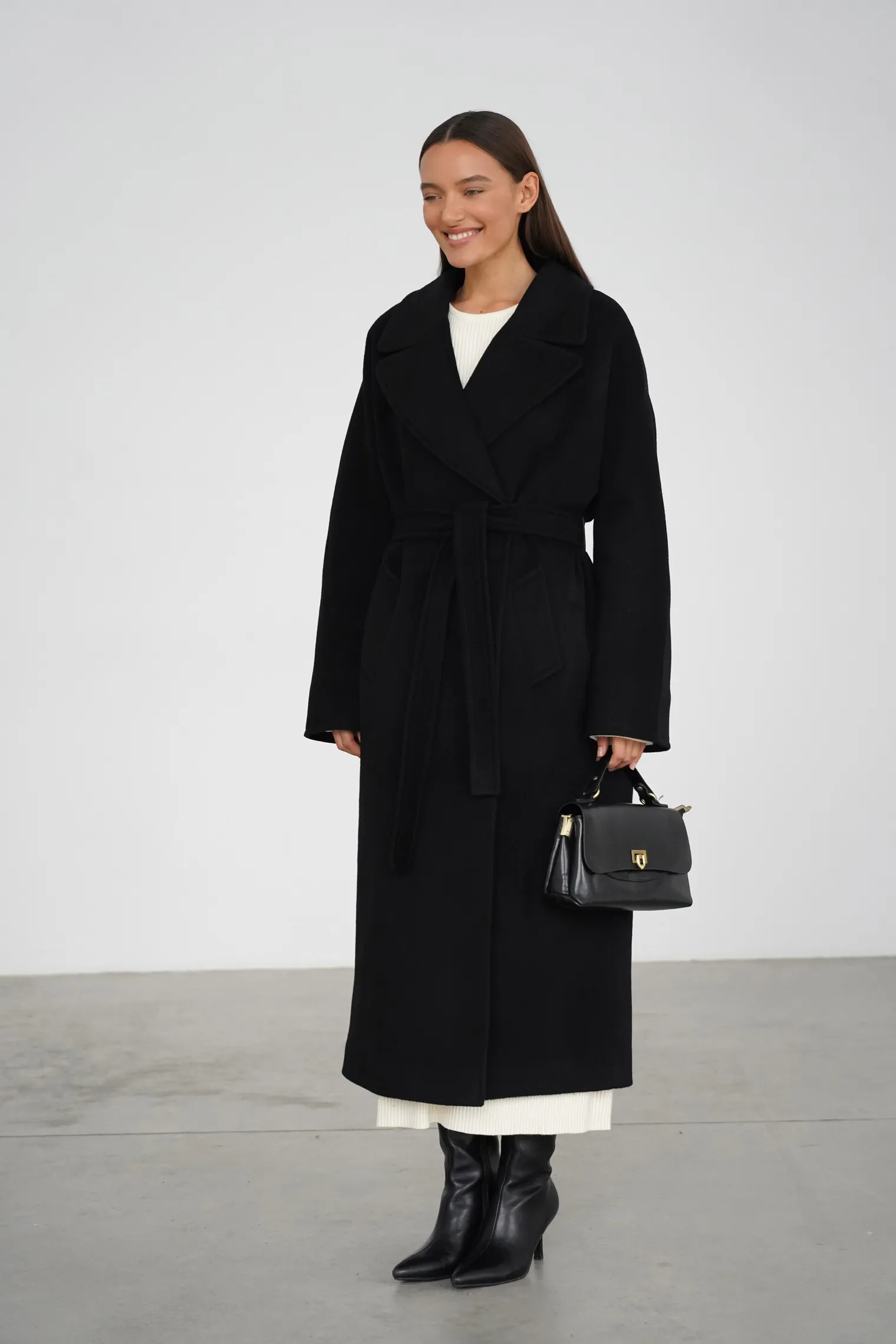 Зимнее пальто-халат с цельнокройным рукавом чёрного цвета фото 3