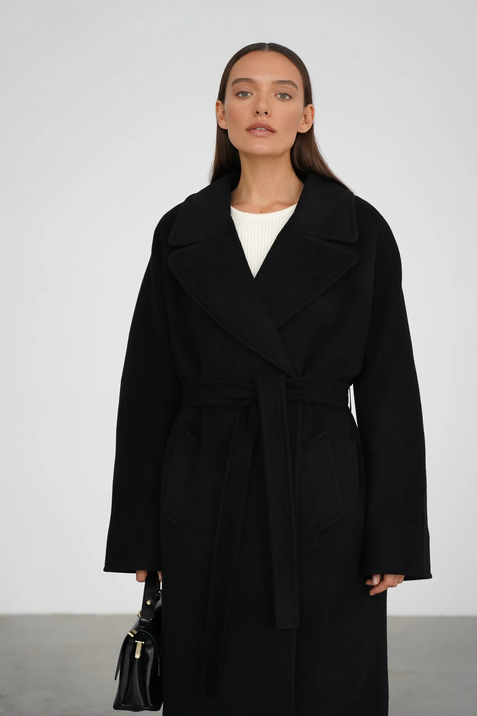 Зимнее пальто-халат с цельнокройным рукавом чёрного цвета фото 1