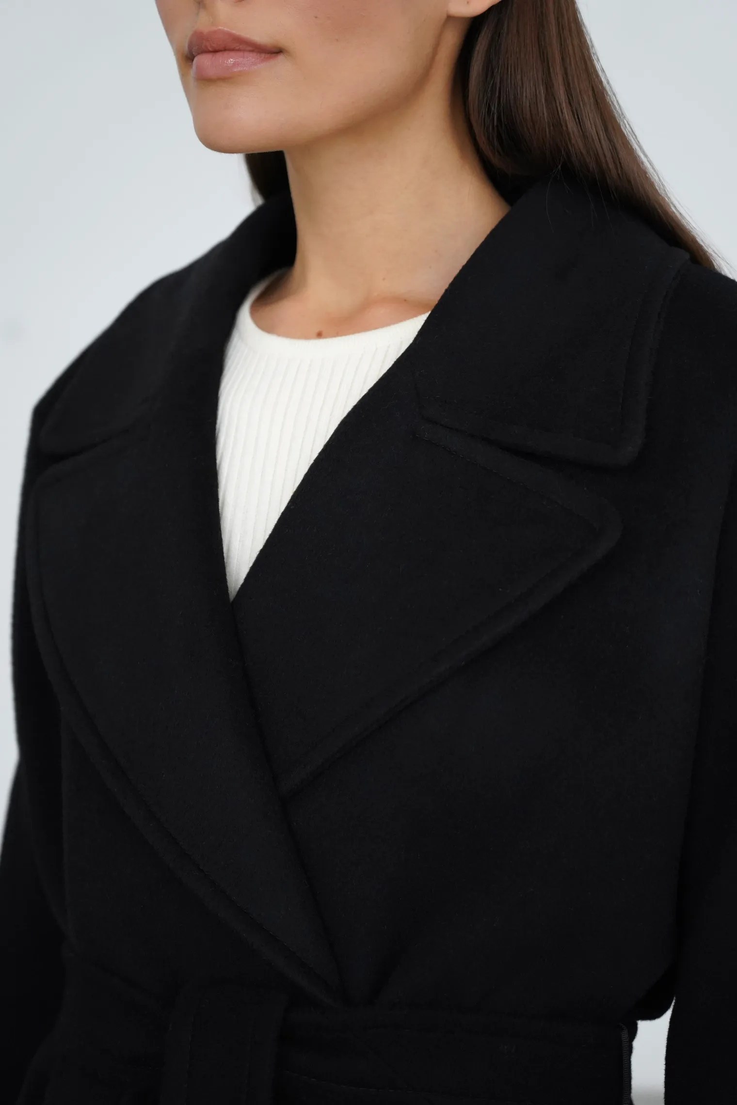 Зимнее пальто-халат с цельнокройным рукавом чёрного цвета фото 2