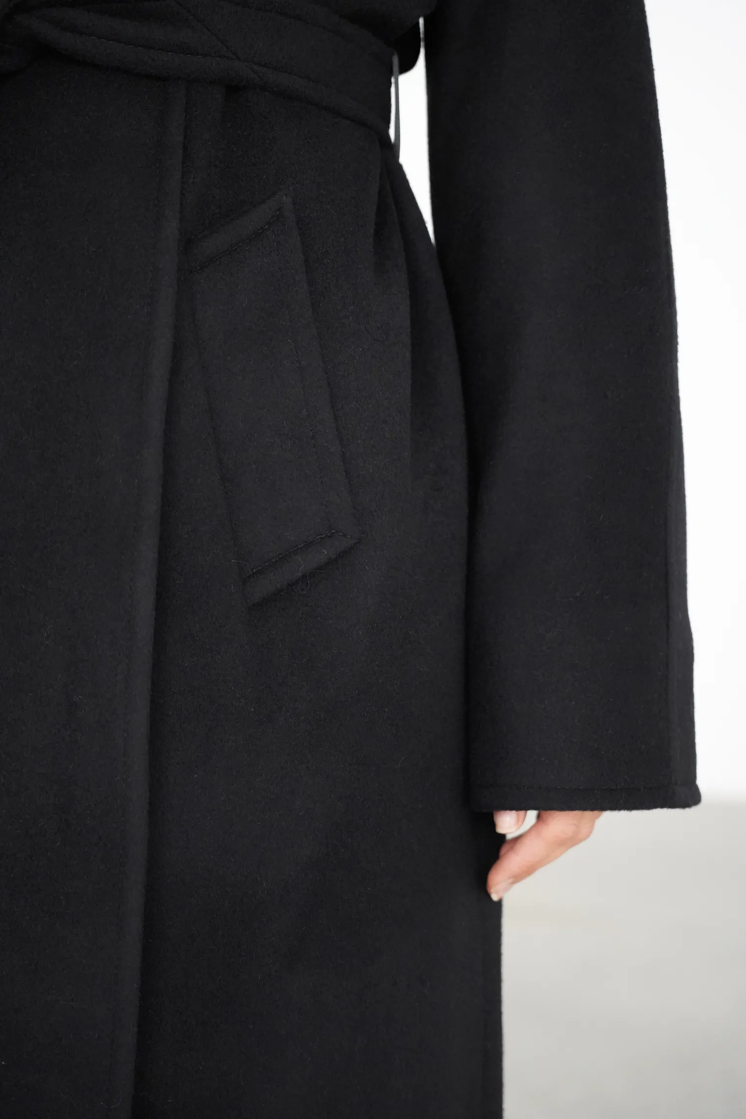 Зимнее пальто-халат с цельнокройным рукавом чёрного цвета фото 6