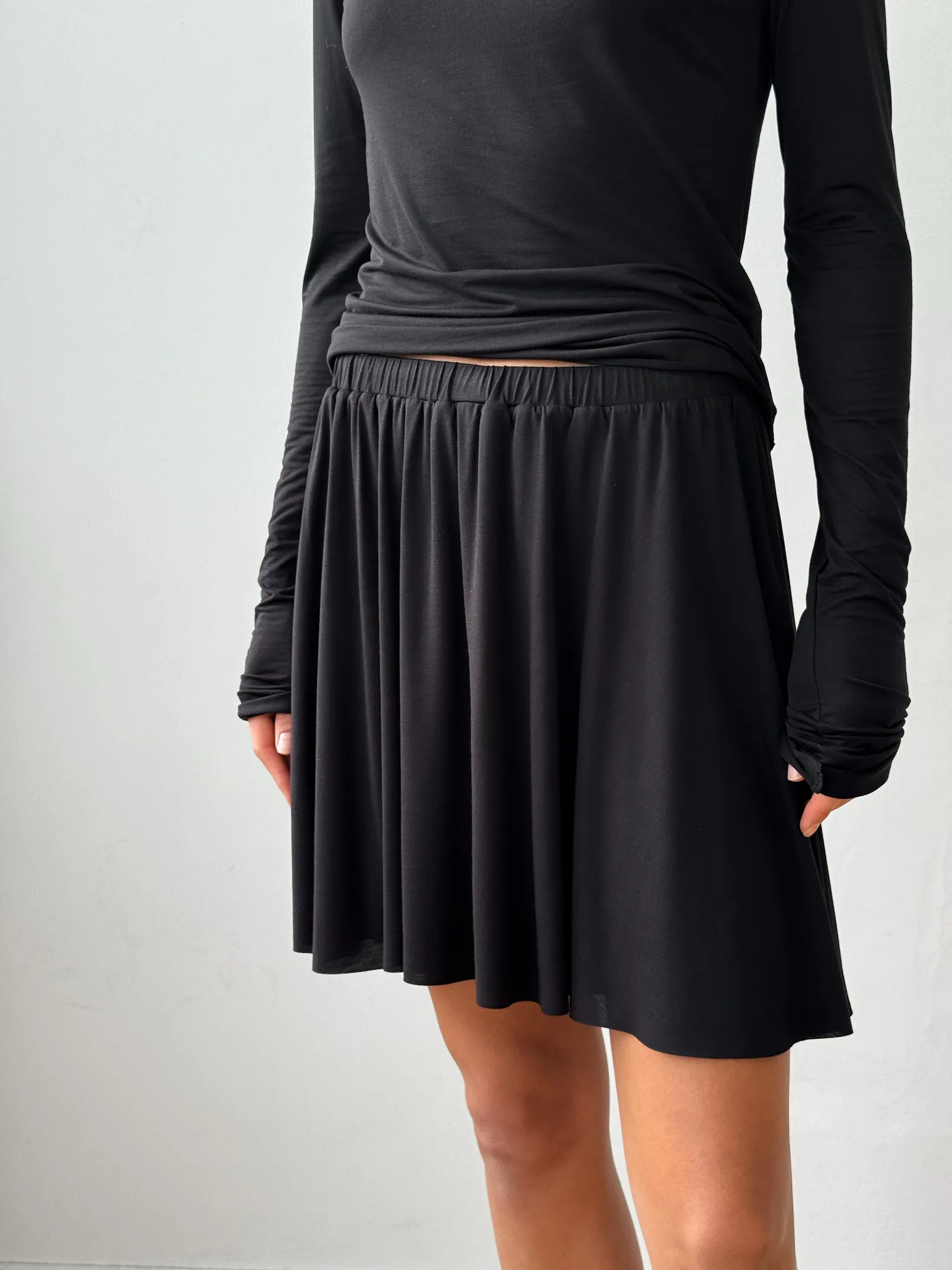 Юбка мини из трикотажа чёрного цвета фото 4