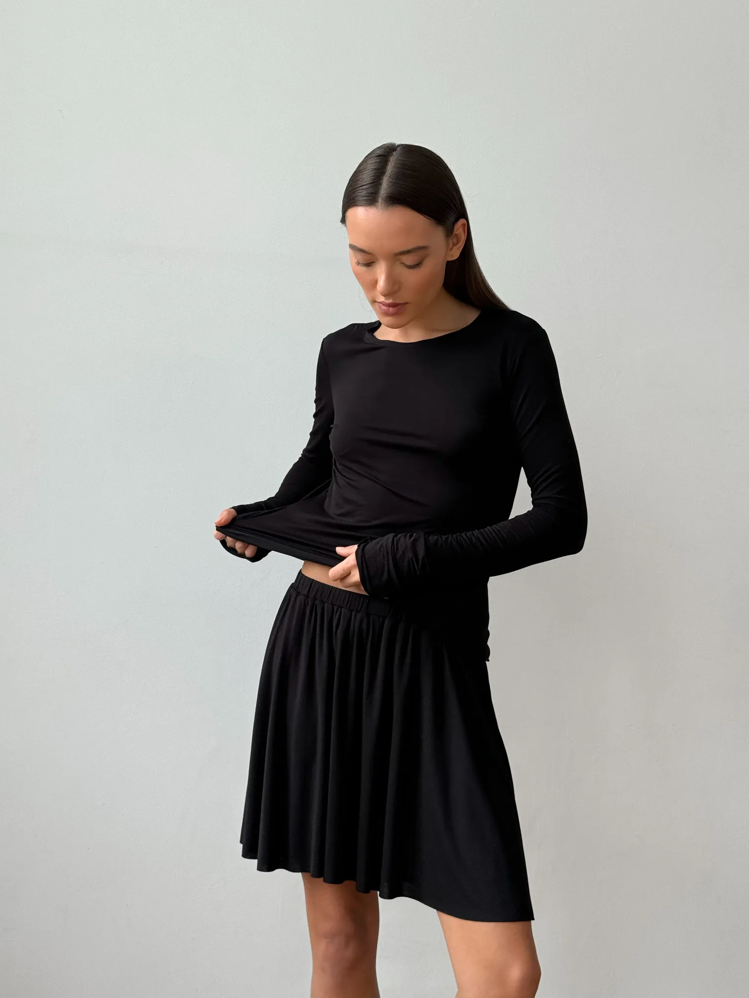 Юбка мини из трикотажа чёрного цвета фото 3