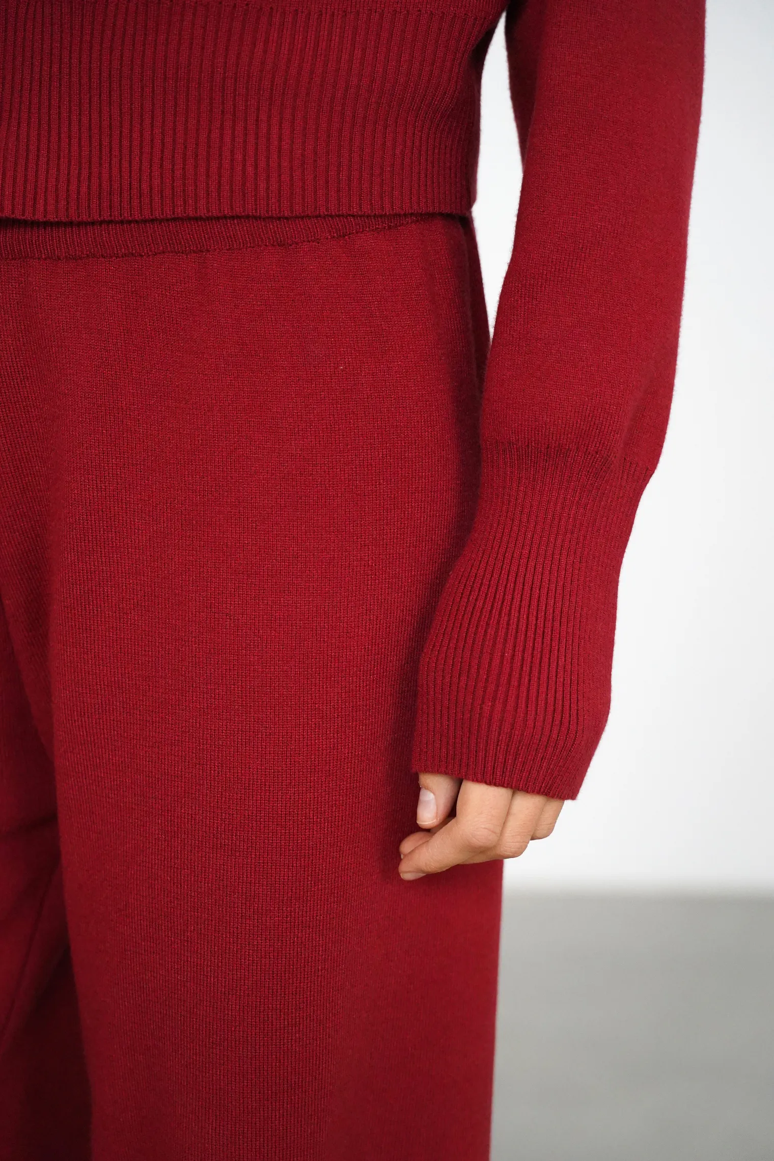 Костюм трикотажный: кардиган, брюки бордового цвета фото 7