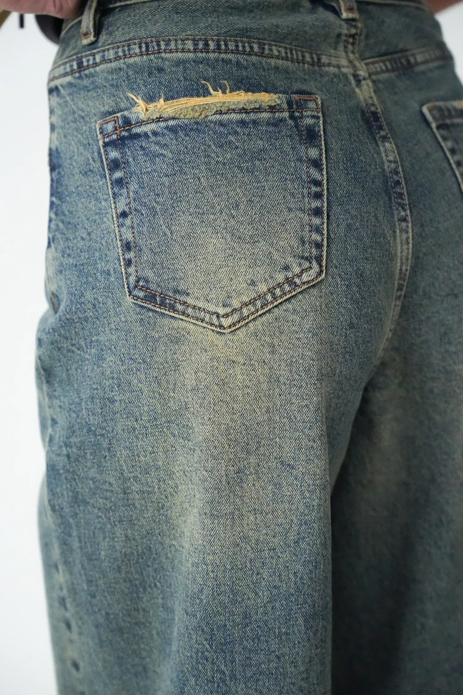 Джинсы свободного кроя в винтажном стиле голубого цвета фото 2