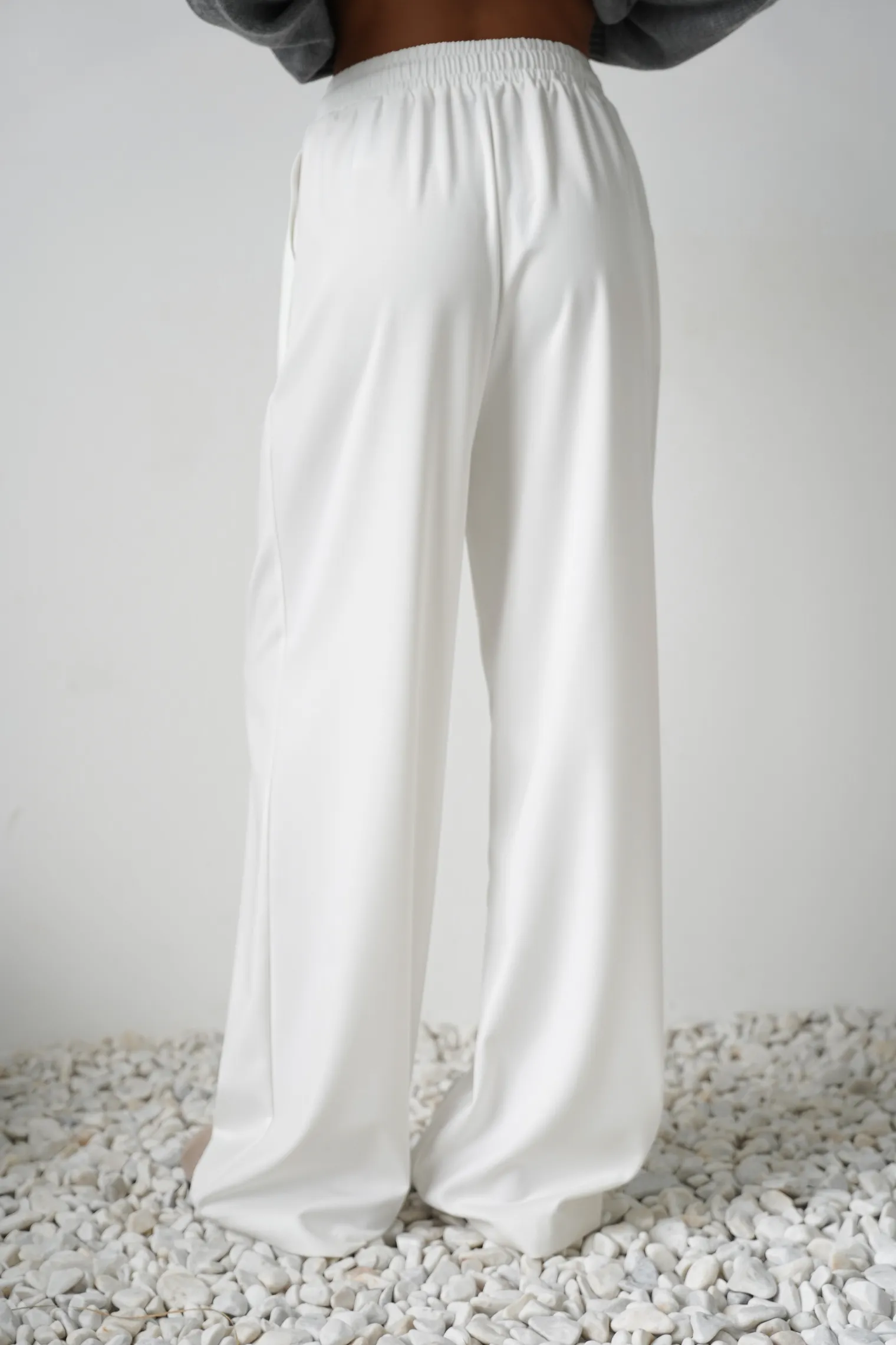 Брюки прямого кроя с карманами белого цвета фото 4