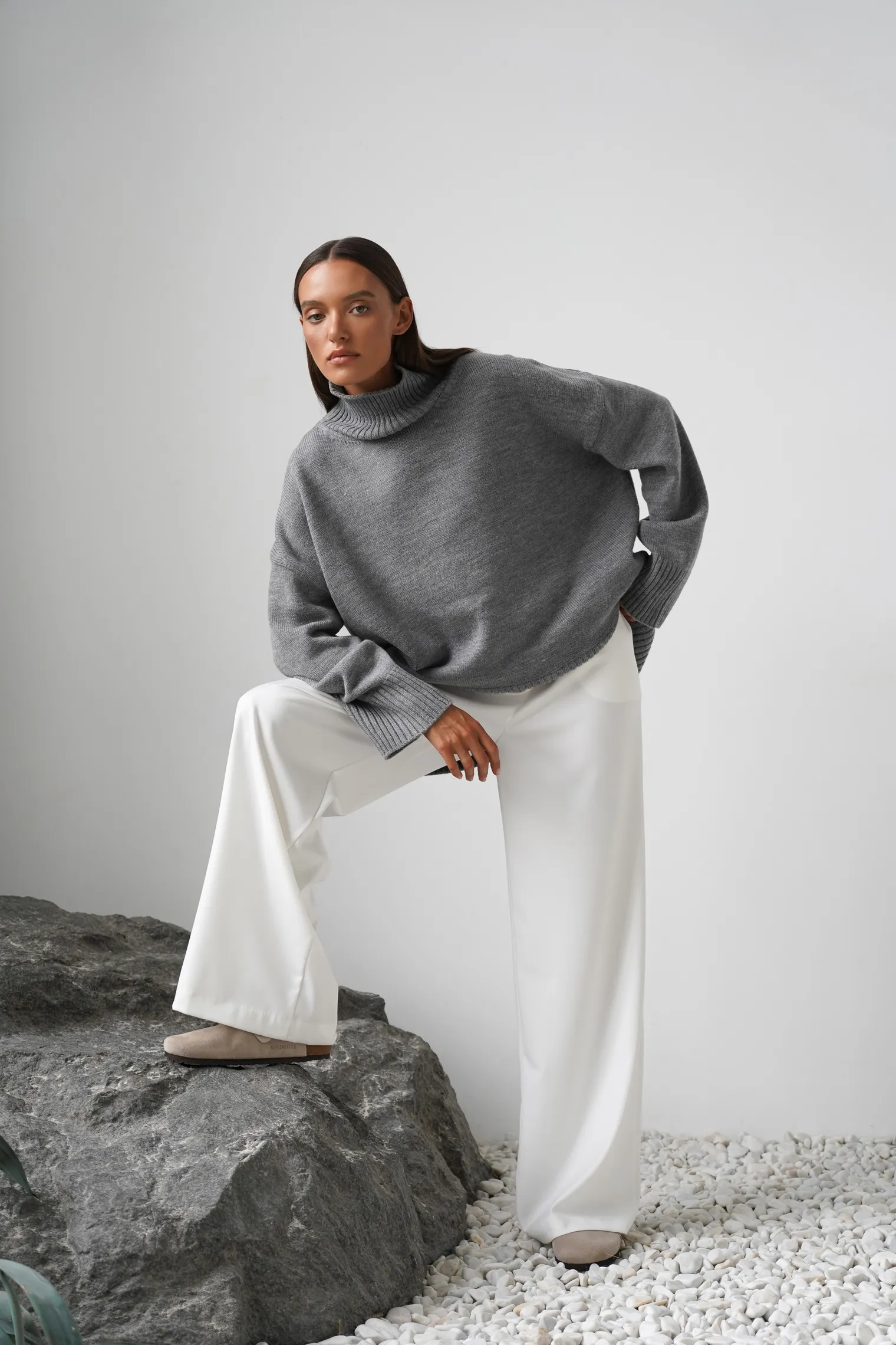 Брюки прямого кроя с карманами белого цвета фото 6