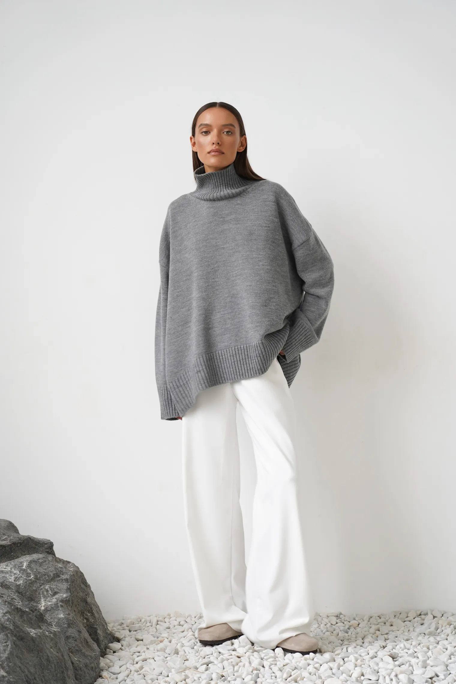 Брюки прямого кроя с карманами белого цвета фото 1