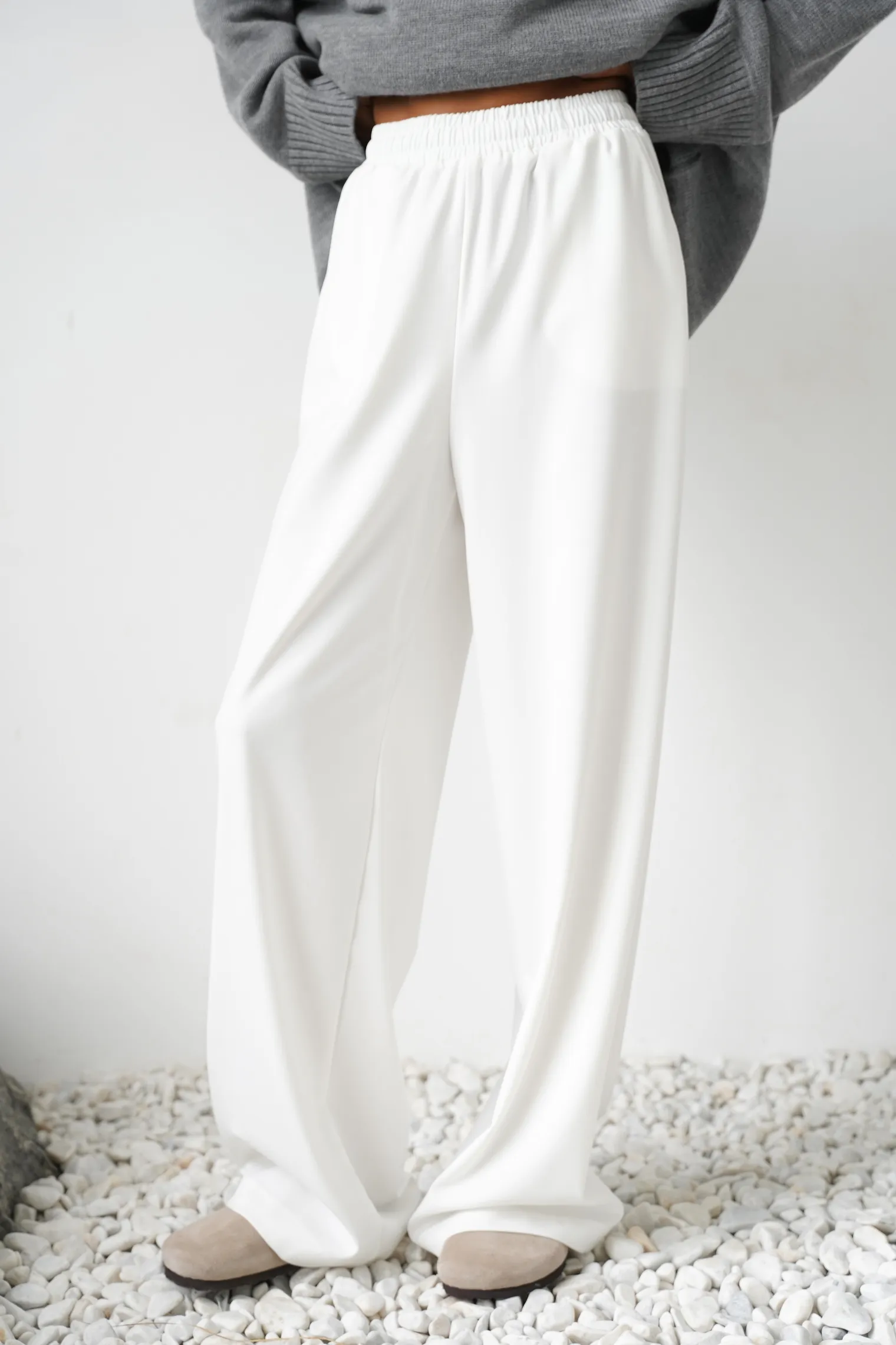 Брюки прямого кроя с карманами белого цвета фото 7