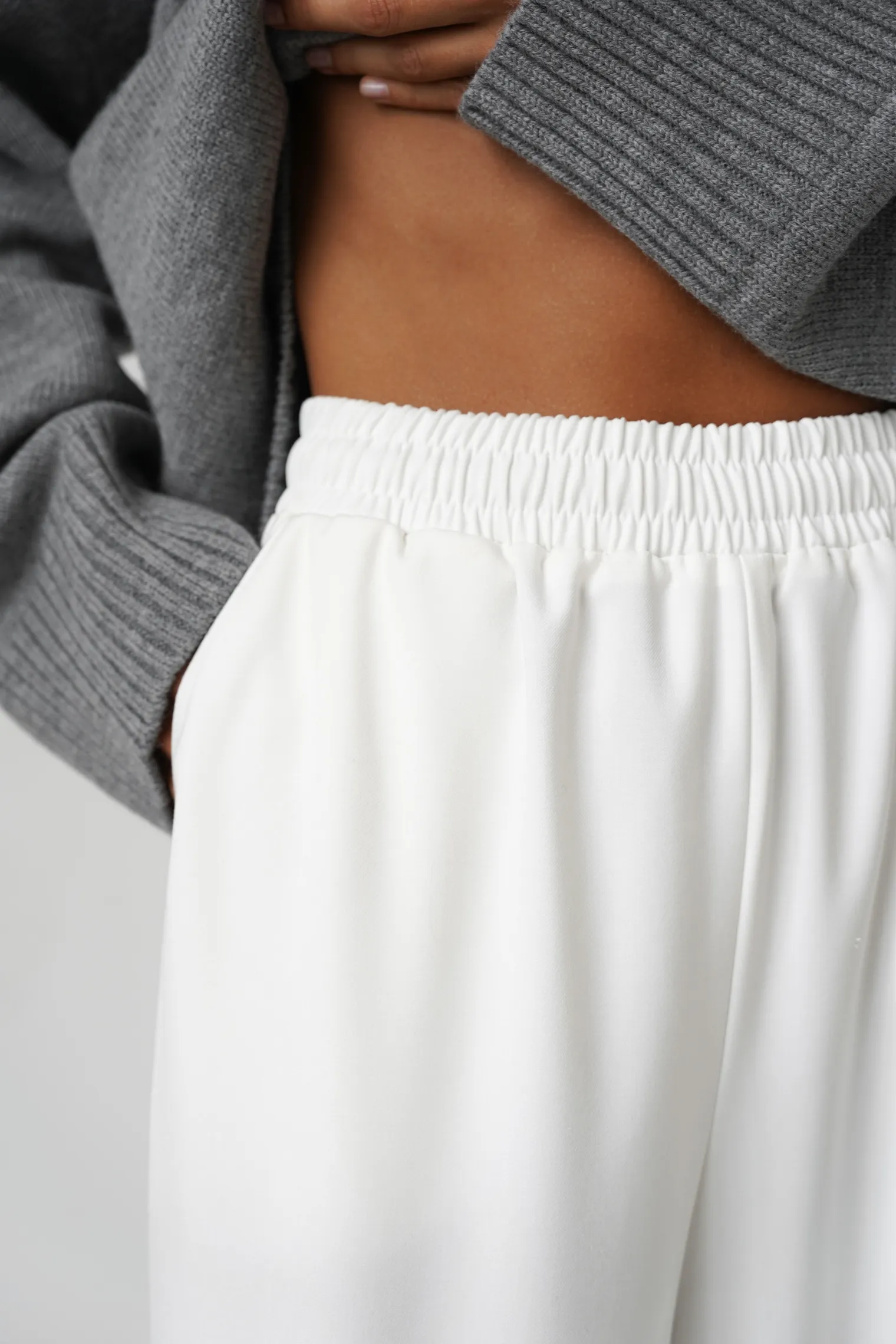 Брюки прямого кроя с карманами белого цвета фото 5