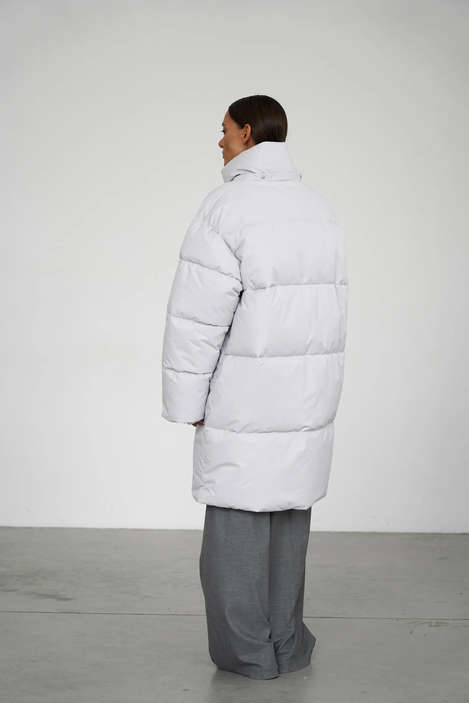 Пуховик стёганный с капюшоном пепельного цвета фото 4