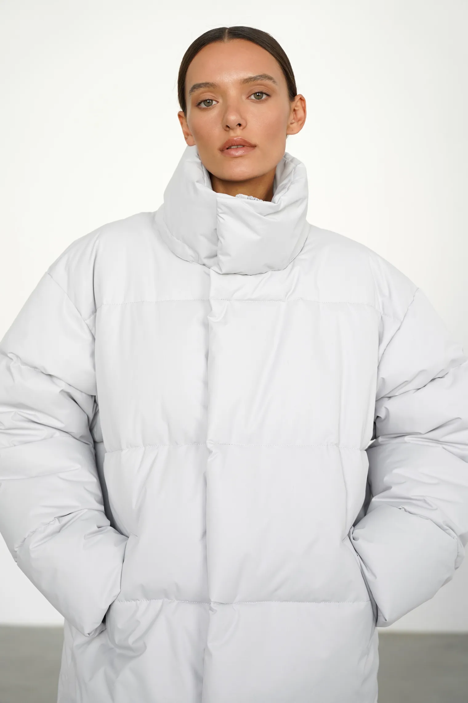 Пуховик стёганный с капюшоном пепельного цвета фото 5