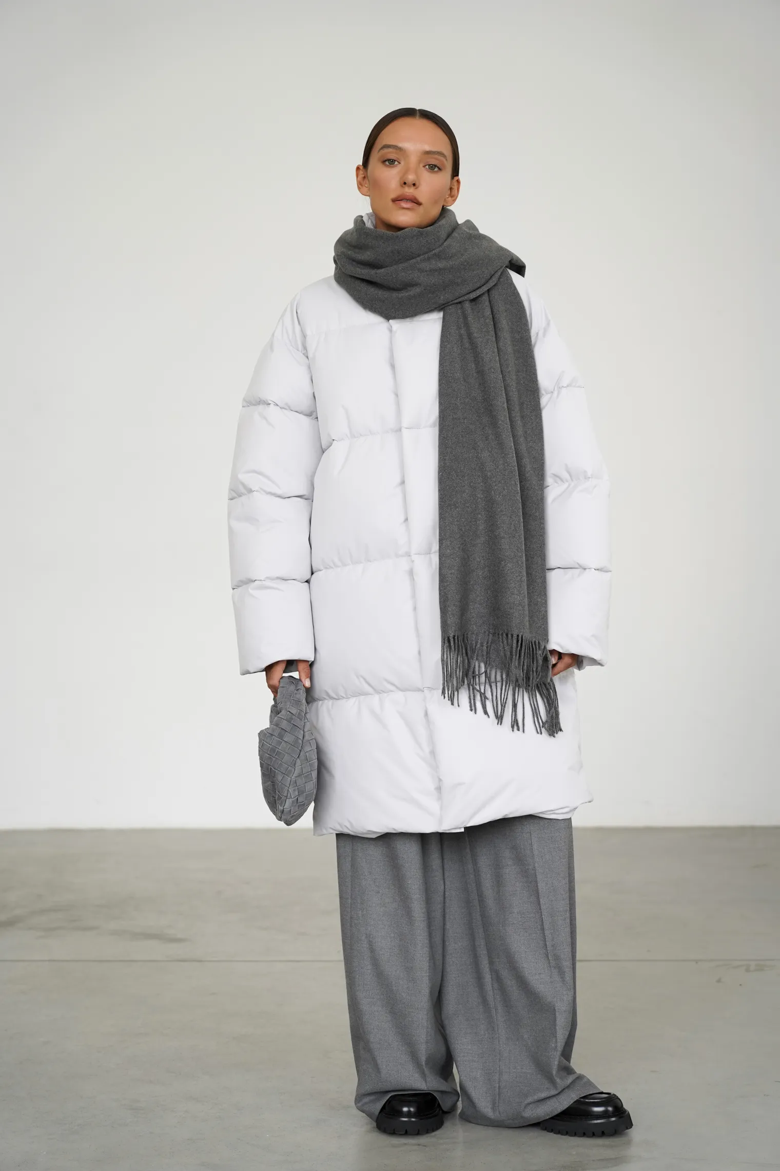 Пуховик стёганный с капюшоном пепельного цвета фото 1