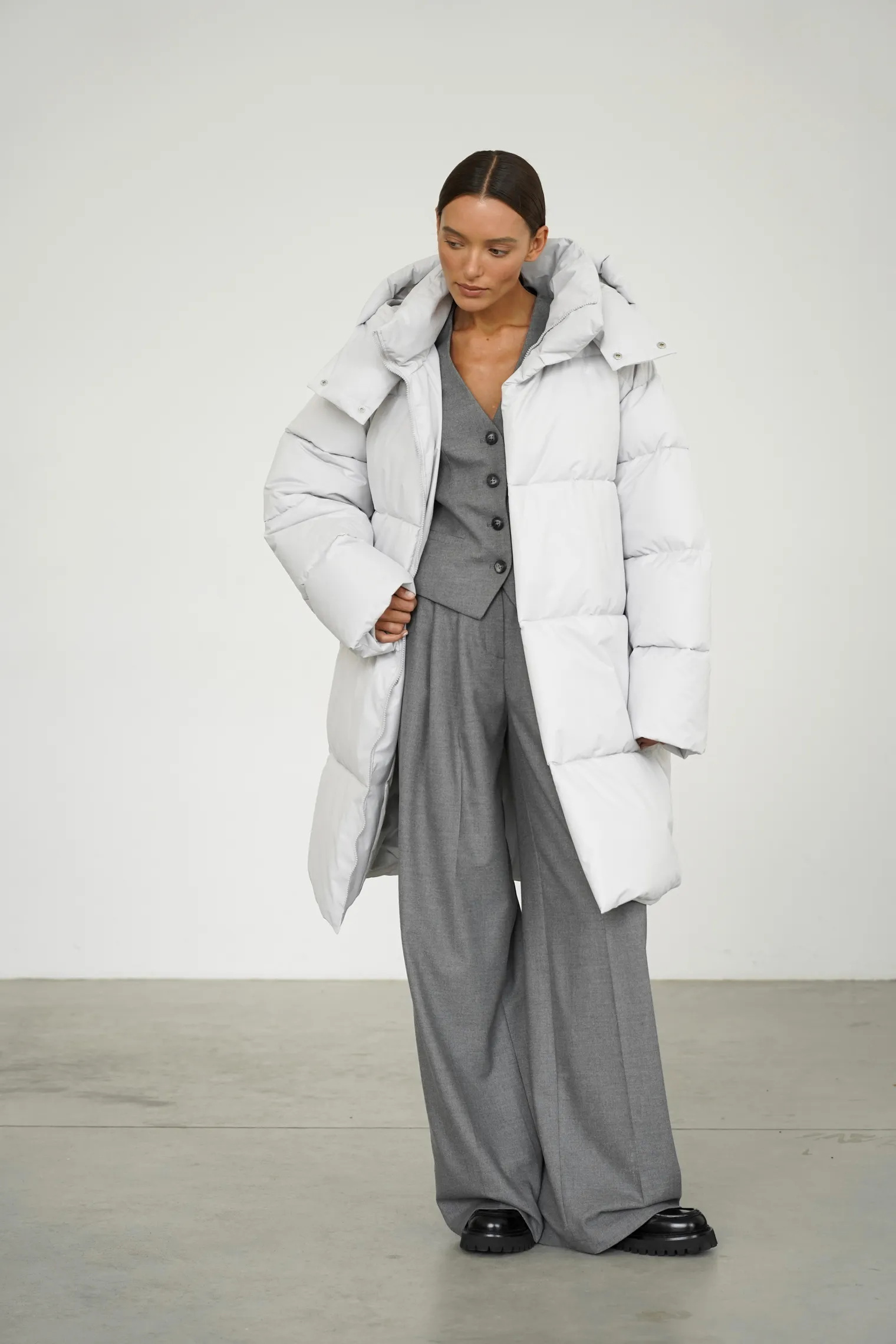 Пуховик стёганный с капюшоном пепельного цвета фото 3