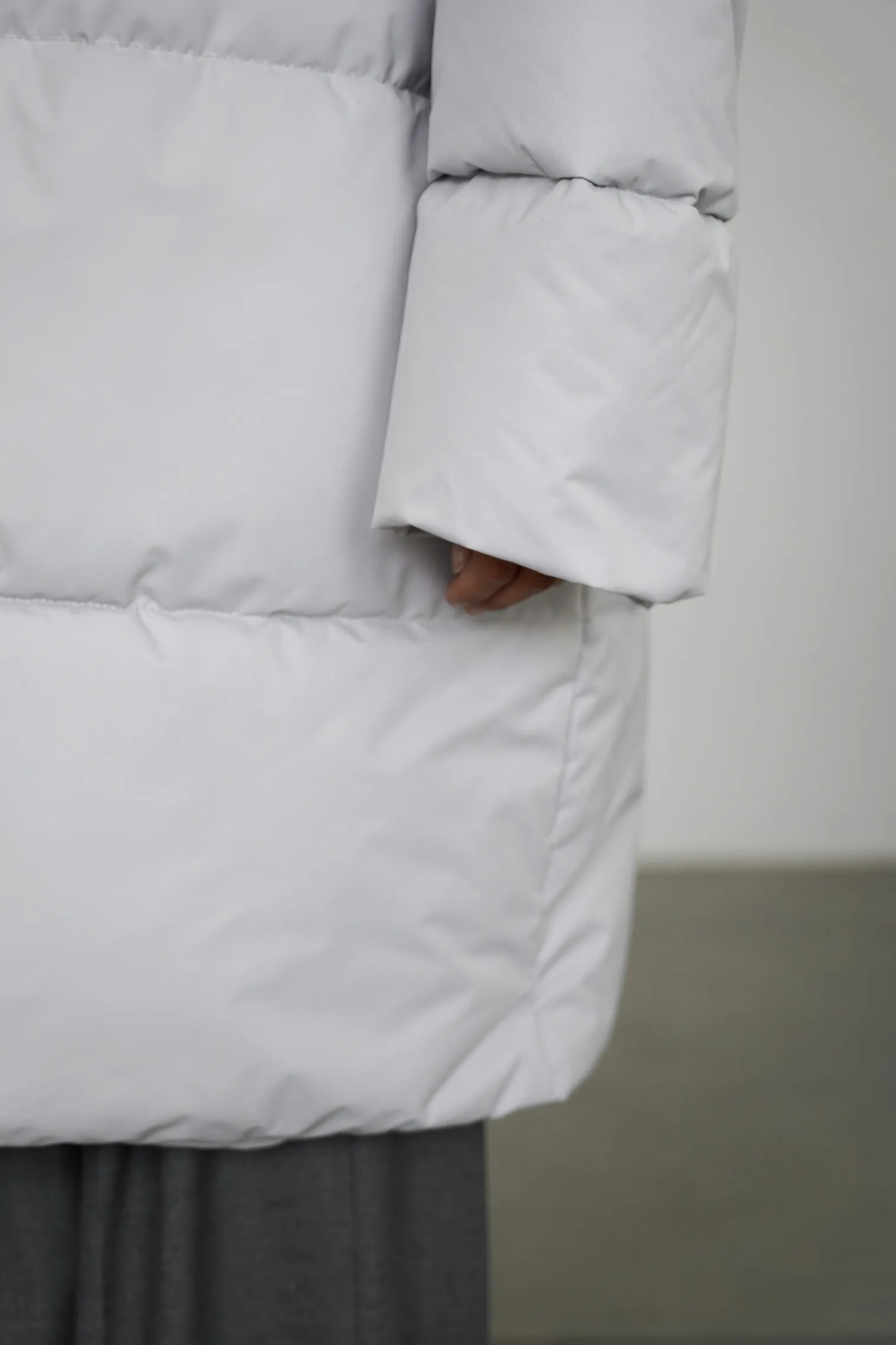 Пуховик стёганный с капюшоном пепельного цвета фото 8