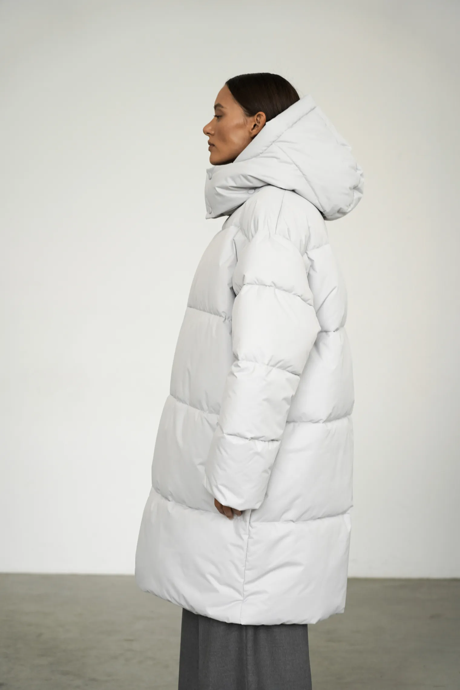 Пуховик стёганный с капюшоном пепельного цвета фото 7