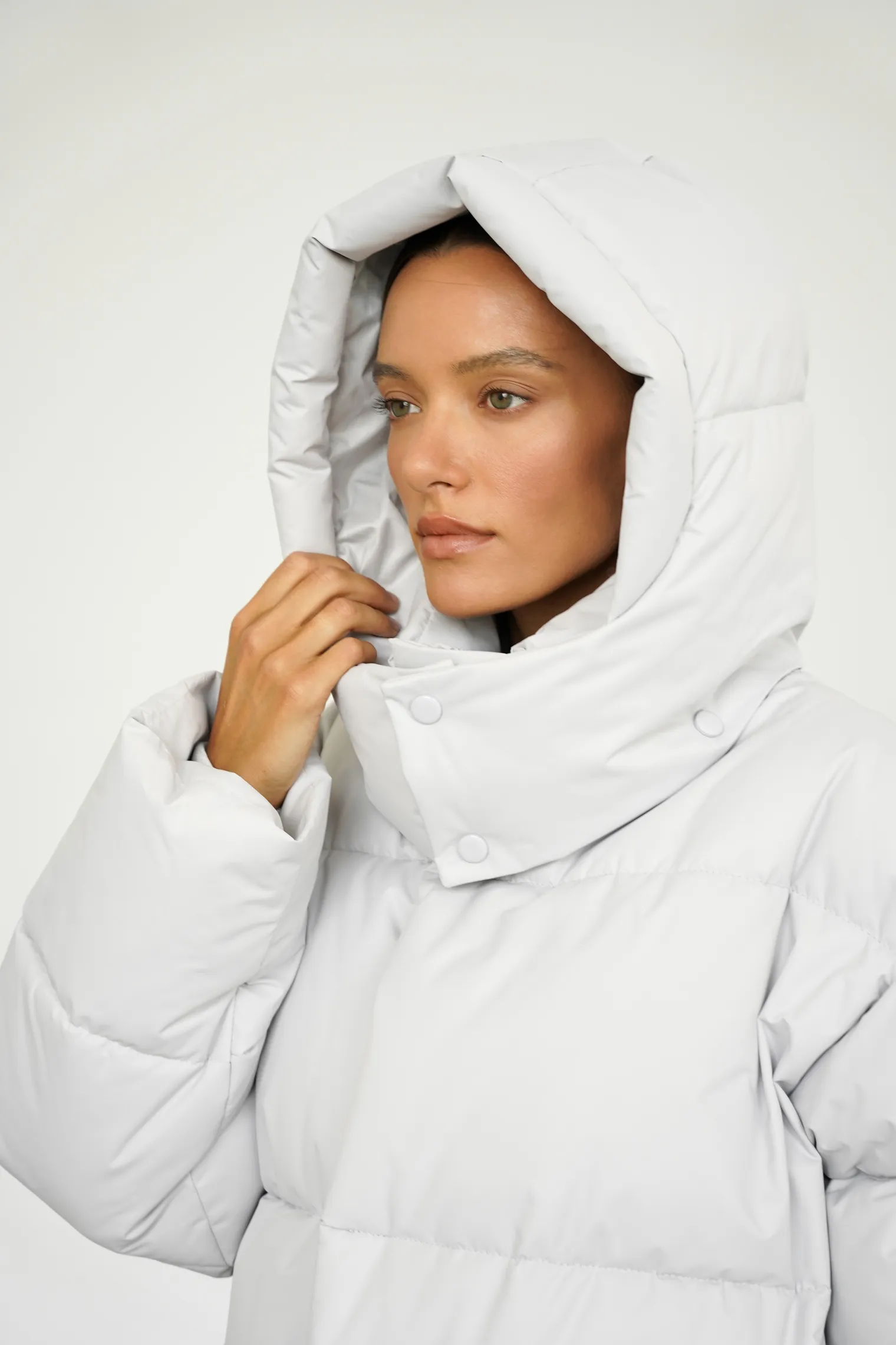 Пуховик стёганный с капюшоном пепельного цвета фото 2