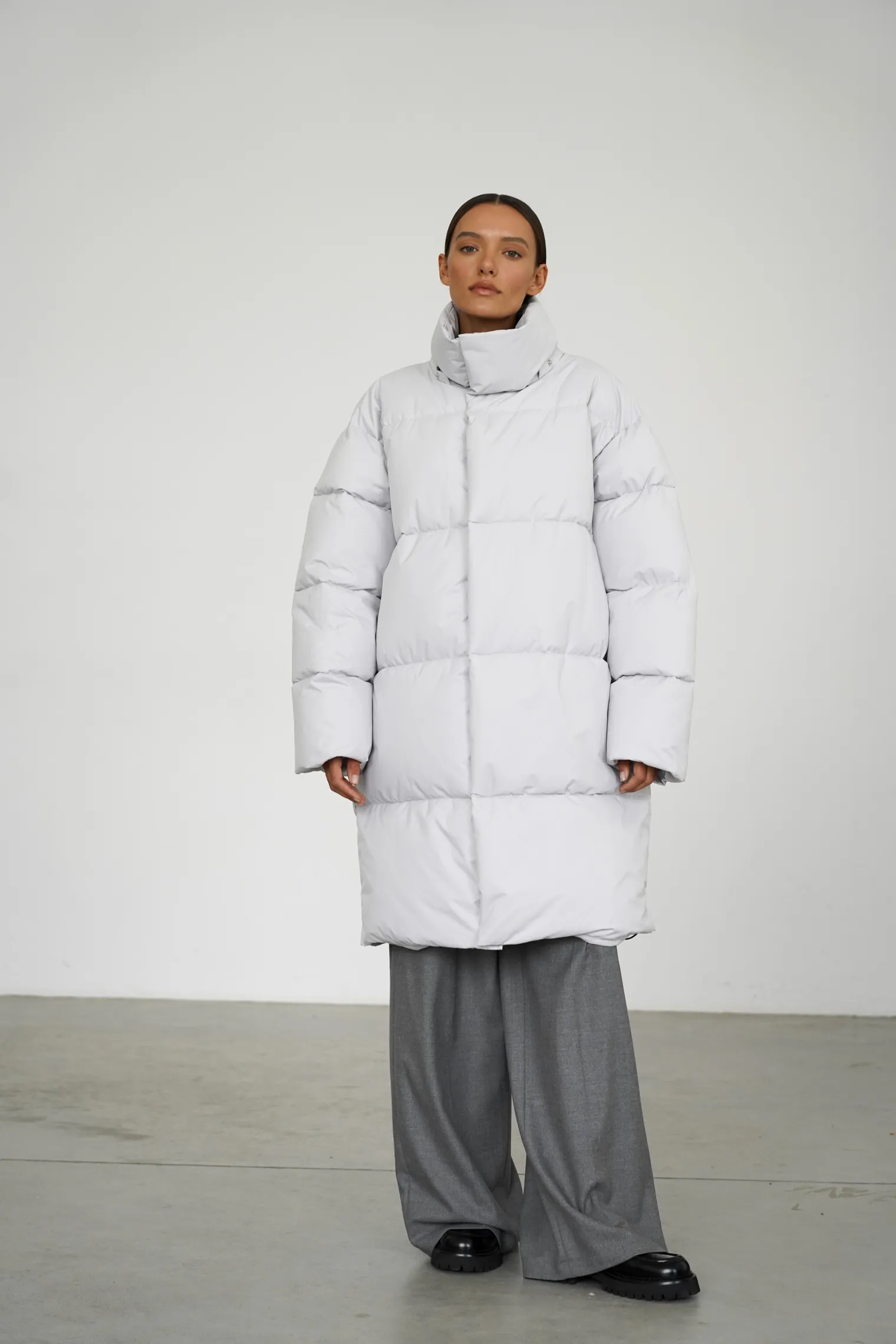 Пуховик стёганный с капюшоном пепельного цвета фото 6