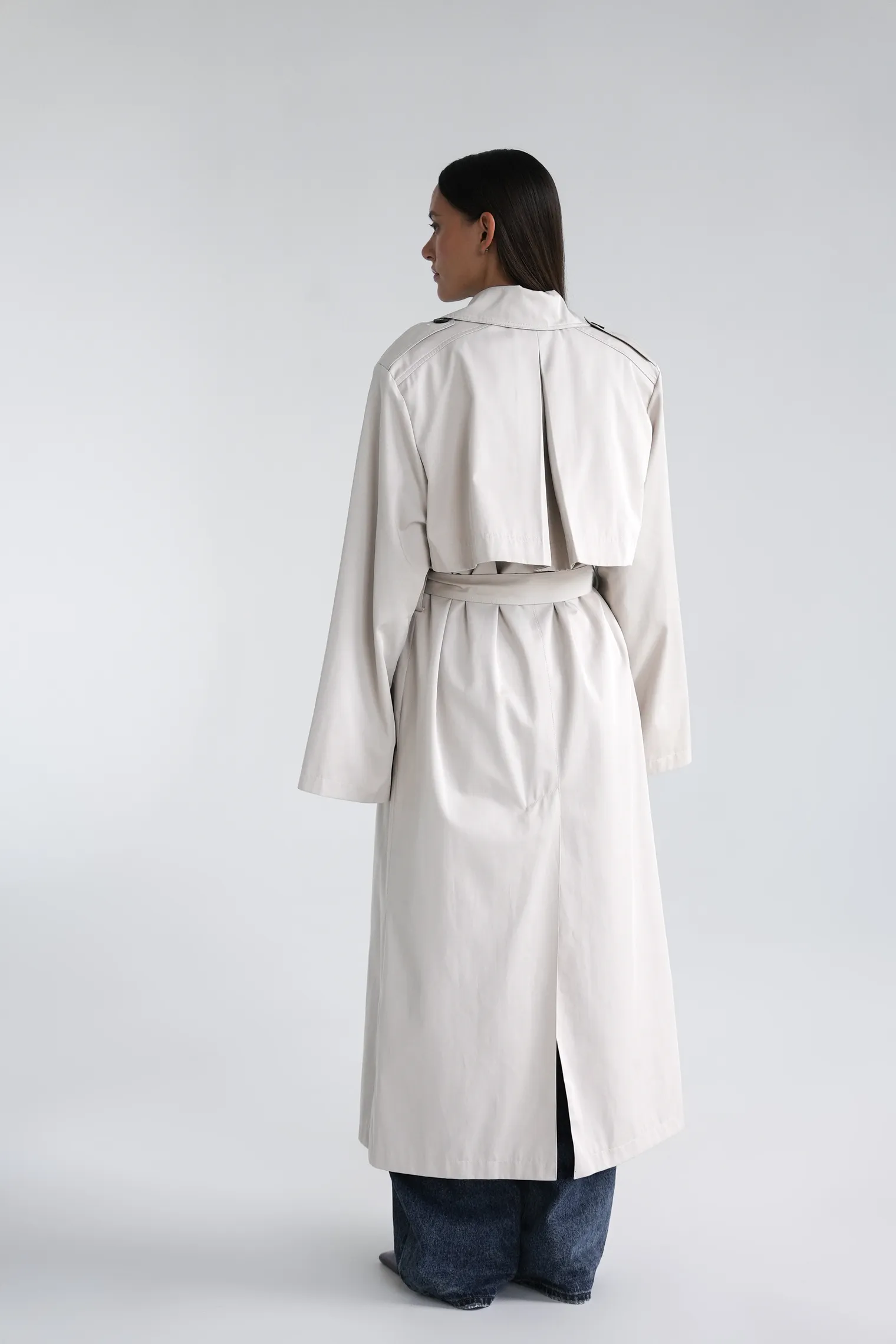 Тренч двубортный с поясом кремового цвета фото 4