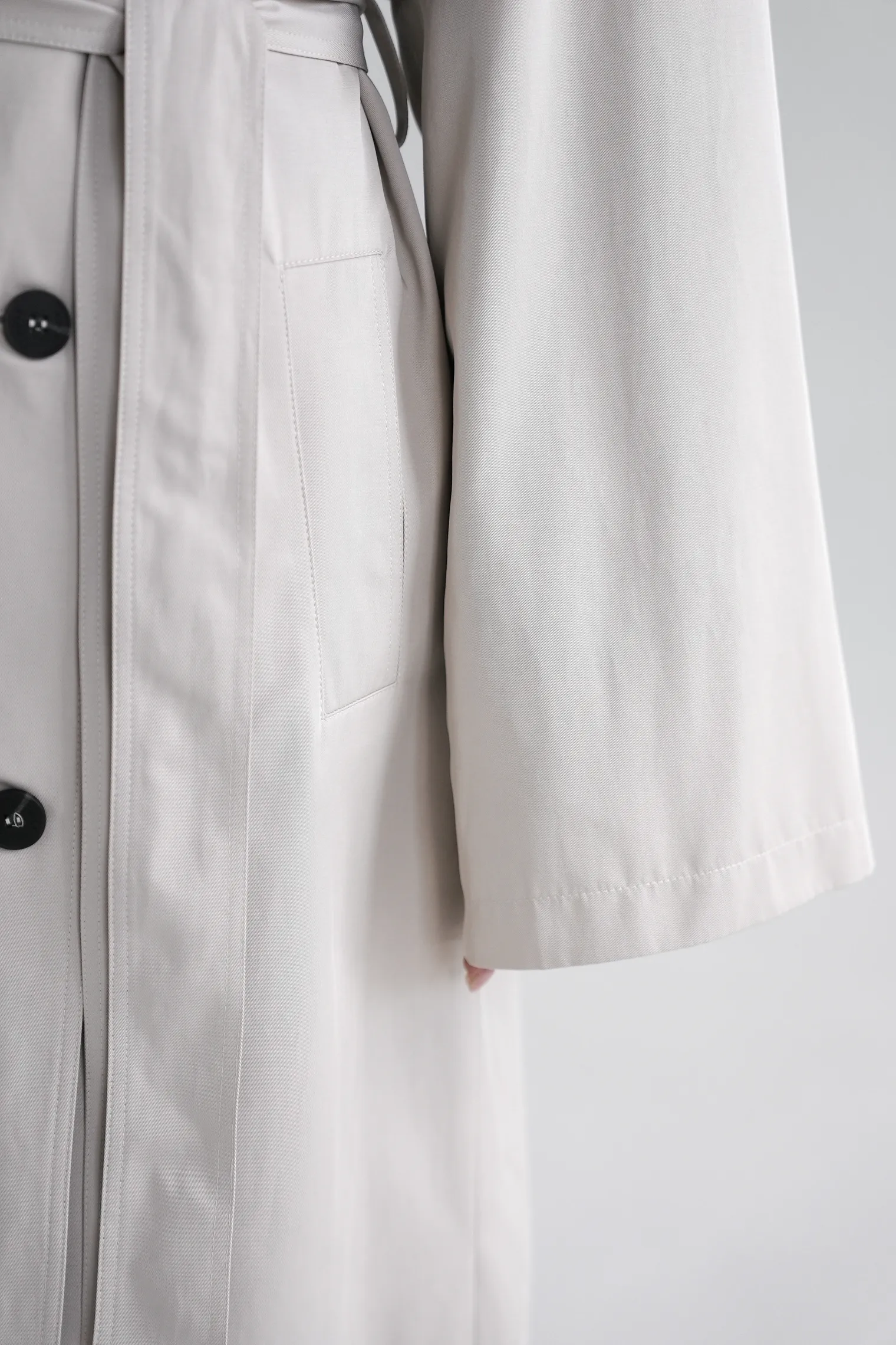 Тренч двубортный с поясом кремового цвета фото 6