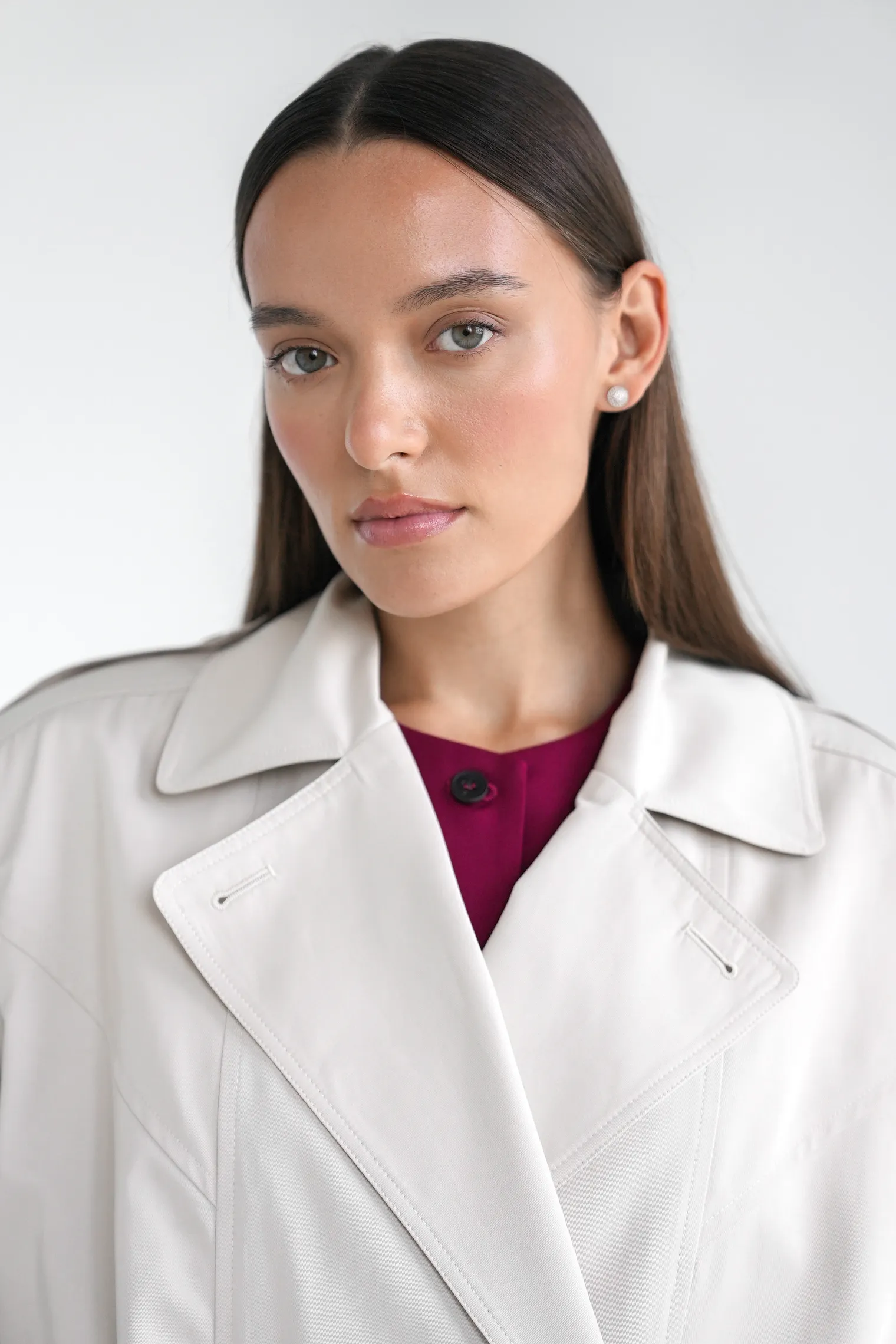 Тренч двубортный с поясом кремового цвета фото 2