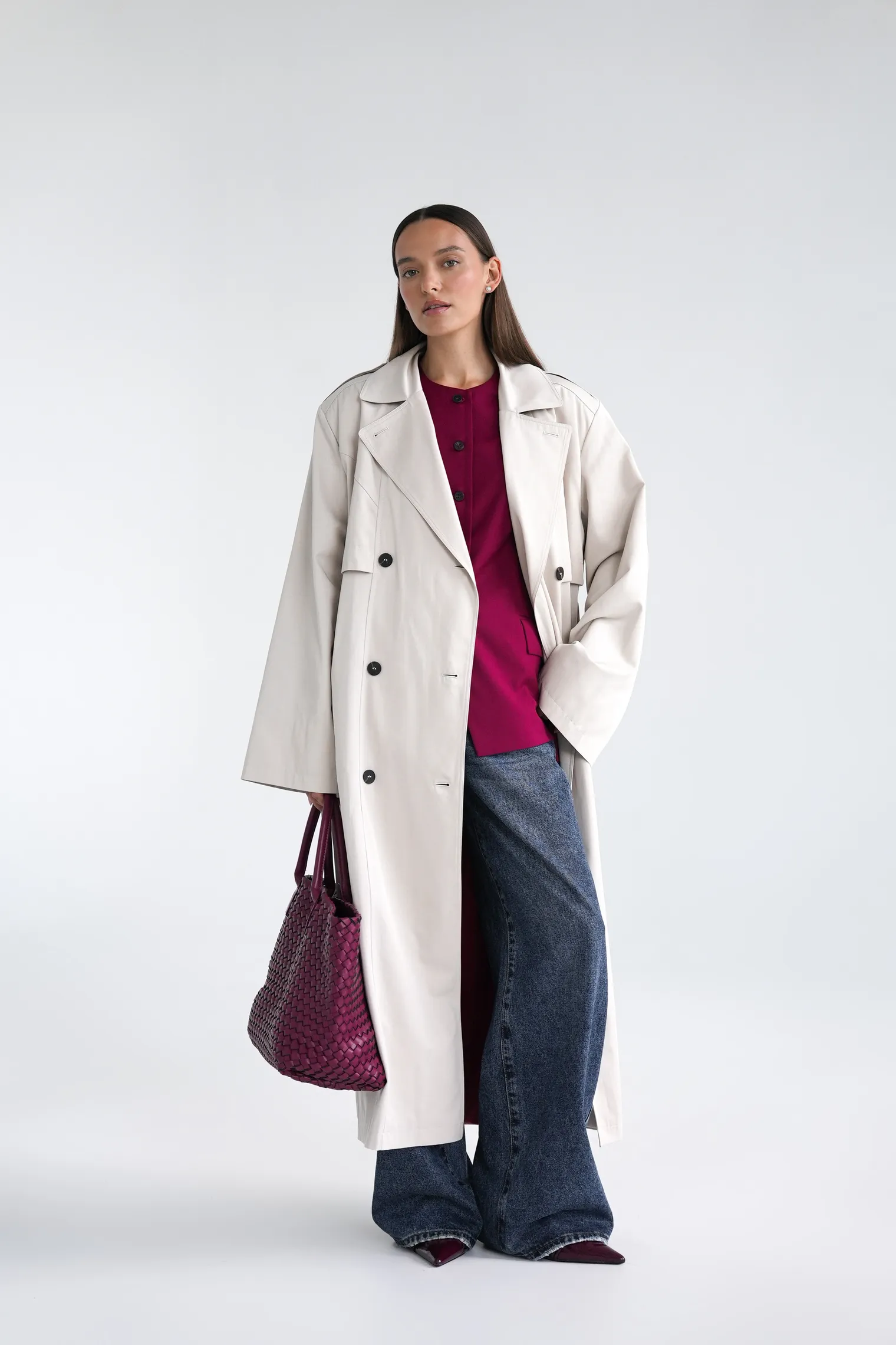 Тренч двубортный с поясом кремового цвета фото 3